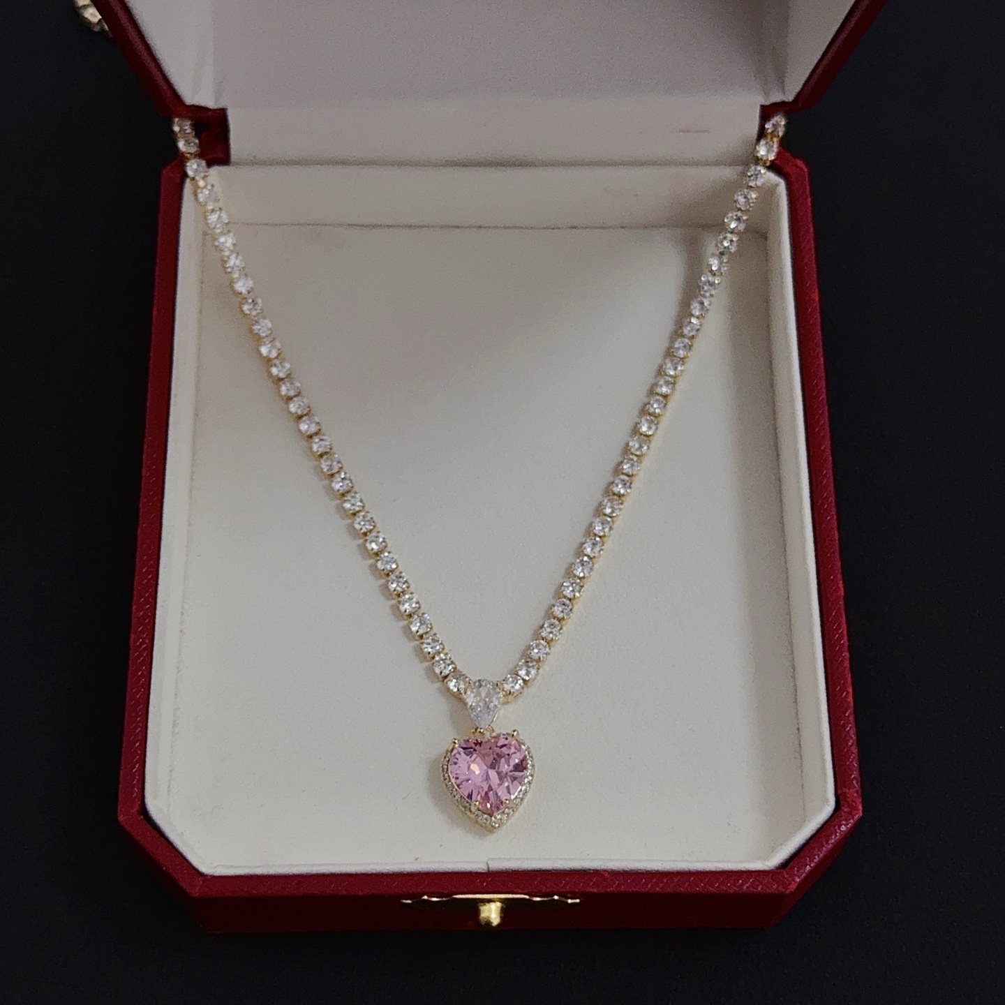 NO:642895,Cartier diamond-encrusted necklace, high-end customized version, diamond-encrusted craftsmanship, V gold material, classic and fashionable style, reconstruct the aesthetics of love with sharp lines!  Breaking the rules, the diamond-encrusted design actually achieves the ceiling of high-end sense - no need for flashy accumulation, love should be as pure as ever. Cartier is loved by many celebrities and Internet celebrities. The Leopard series bracelet is absolutely an eternal classic, and it is not limited to men and women, and there is no age limit!  Wear it and you will be the center of attention!  , jewelry boutique,cartier,necklace,bracelet19860909卡地亚镶钻项链 高端定制版本 镶嵌钻工艺 V金材质 经典而时尚风格 用凌厉线条重构爱情美学！打破常规,镶嵌钻设计反而成就高级感天花板——无需浮华堆砌,爱本应纯粹如初 卡地亚受众多明星网红的爱戴 豹子系列手镯 绝对是永恒经典 而且男女不限 年龄不限 ！戴上它你就是焦点！,饰品精品,cartier,necklace,bracelet,Jewelry