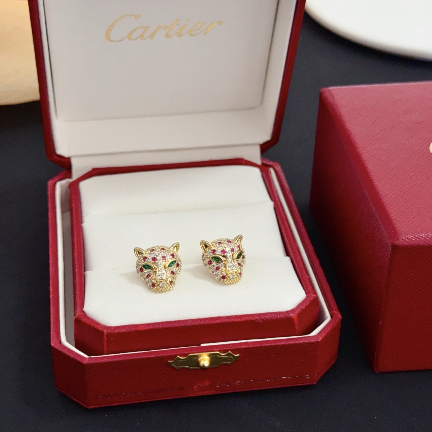 NO:642900,Cartier Leopard Head Diamond Stud Earrings High-end Customized Version Diamond-Inlaid Craftsmanship V Gold Material Classic and Fashionable Style Reconstruct the Aesthetics of Love with Sharp Lines!  Breaking the rules, the diamond-encrusted design actually achieves the ceiling of high-end sense - no need for flashy accumulation, love should be as pure as ever. Cartier is loved by many celebrities and Internet celebrities. The Leopard series bracelet is absolutely an eternal classic, and it is not limited to men and women, and there is no age limit!  Wear it and you will be the center of attention!  , jewelry boutique, cartier, bracelet19860909卡地亚豹头镶钻耳钉 高端定制版本 镶嵌钻工艺 V金材质 经典而时尚风格 用凌厉线条重构爱情美学！打破常规,镶嵌钻设计反而成就高级感天花板——无需浮华堆砌,爱本应纯粹如初 卡地亚受众多明星网红的爱戴 豹子系列手镯 绝对是永恒经典 而且男女不限 年龄不限 ！戴上它你就是焦点！,饰品精品,cartier,bracelet,Jewelry
