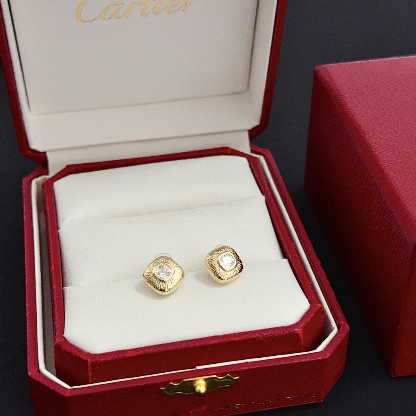 NO:642905,Cartier diamond-set earrings, high-end customized version, diamond-set craftsmanship, V gold material, classic and fashionable style, reconstruct the aesthetics of love with sharp lines!  Breaking the rules, the diamond-encrusted design actually achieves the ceiling of high-end sense - no need for flashy accumulation, love should be as pure as ever. Cartier is loved by many celebrities and Internet celebrities. The Leopard series bracelet is absolutely an eternal classic, and it is not limited to men and women, and there is no age limit!  Wear it and you will be the center of attention!  , jewelry boutique, cartier, bracelet19860909卡地亚镶钻耳钉 高端定制版本 镶嵌钻工艺 V金材质 经典而时尚风格 用凌厉线条重构爱情美学！打破常规,镶嵌钻设计反而成就高级感天花板——无需浮华堆砌,爱本应纯粹如初 卡地亚受众多明星网红的爱戴 豹子系列手镯 绝对是永恒经典 而且男女不限 年龄不限 ！戴上它你就是焦点！,饰品精品,cartier,bracelet,Jewelry