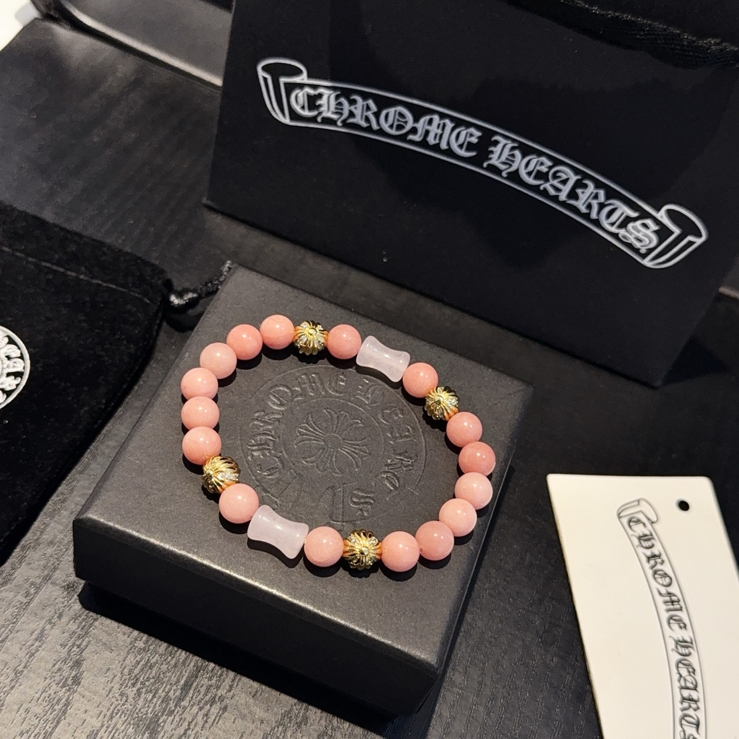 批💰145 新款【专柜品质】Chrome Hearts克罗心 经典复古多元素手串手链 ，快手/ins/小红书热门，凹凸造型不同的花纹设计风格呈现出与众不同 十字架童军花是克罗心的标志 所以更经久不衰 正品打版Chrome Hearts克罗心 区别市场普通轻版 对版对标品质 看字印细节 复古做旧灰氧程度.精工版本！