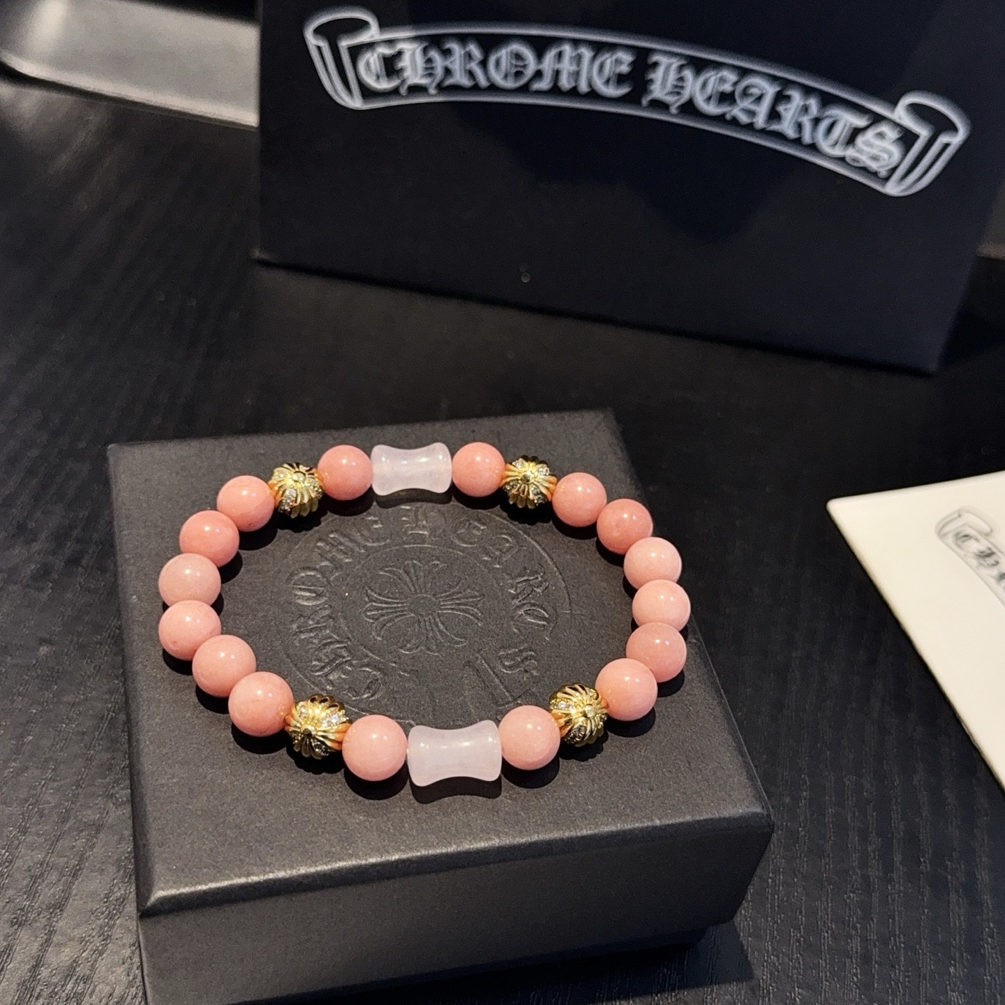 批💰145 新款【专柜品质】Chrome Hearts克罗心 经典复古多元素手串手链 ，快手/ins/小红书热门，凹凸造型不同的花纹设计风格呈现出与众不同 十字架童军花是克罗心的标志 所以更经久不衰 正品打版Chrome Hearts克罗心 区别市场普通轻版 对版对标品质 看字印细节 复古做旧灰氧程度.精工版本！