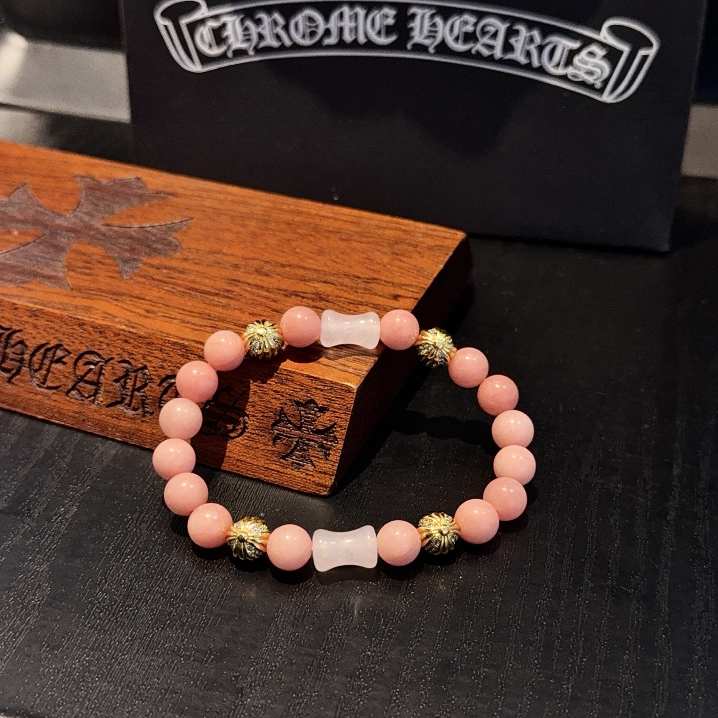 批💰145 新款【专柜品质】Chrome Hearts克罗心 经典复古多元素手串手链 ，快手/ins/小红书热门，凹凸造型不同的花纹设计风格呈现出与众不同 十字架童军花是克罗心的标志 所以更经久不衰 正品打版Chrome Hearts克罗心 区别市场普通轻版 对版对标品质 看字印细节 复古做旧灰氧程度.精工版本！