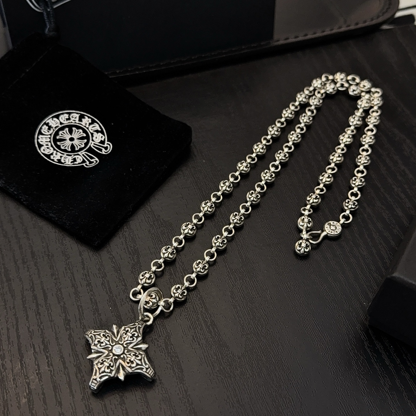 💰150 新款【专柜品质】Chrome Hearts克罗心经典童军花项链 十字架吊坠 凹凸造型不同的花纹设计风格 呈现出与众不同 十字架 童军花是克罗心的志 所以更经久不衰 正品打版Chrome Hearts克罗心 区别市场普通轻版 对版对标品质 看字印细节 复古做旧灰氧程度.精工版本！！！ 纯手工打造 ～正品开模💝潮流时尚必备 男女均可佩戴 情侣同款 官网原版 摇滚朋克泰银风格 复古元素 潮流百搭！