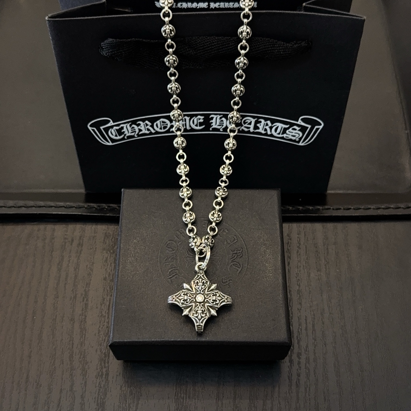 NO:642592,New [Counter Quality] Chrome Hearts Classic Scout Flower Necklace, Cross Pendant, Concave and Concave Shapes, Different Pattern Design Styles, Presenting a Distinctive Cross, Scout Flower is the symbol of Chrome Hearts, so it is more durable. Genuine pattern-printed Chrome Hearts distinguishes the ordinary light version in the market. Check the quality of the version. Look at the printing details, the degree of retro gray oxidation. Seiko version!  !  !  Purely handmade ~ Authentic open mold fashion essentials. Can be worn by both men and women. Same style for couples. Official website original. Rock punk Thai silver style. Retro elements. Trendy and versatile!  , jewelry boutique, chrome hearts, chrome hearts, necklace19860909新款【专柜品质】Chrome Hearts克罗心经典童军花项链 十字架吊坠 凹凸造型不同的花纹设计风格 呈现出与众不同 十字架 童军花是克罗心的志 所以更经久不衰 正品打版Chrome Hearts克罗心 区别市场普通轻版 对版对标品质 看字印细节 复古做旧灰氧程度.精工版本！！！ 纯手工打造 ～正品开模潮流时尚必备 男女均可佩戴 情侣同款 官网原版 摇滚朋克泰银风格 复古元素 潮流百搭！,饰品精品,chrome hearts,chrome hearts,necklace,Jewelry