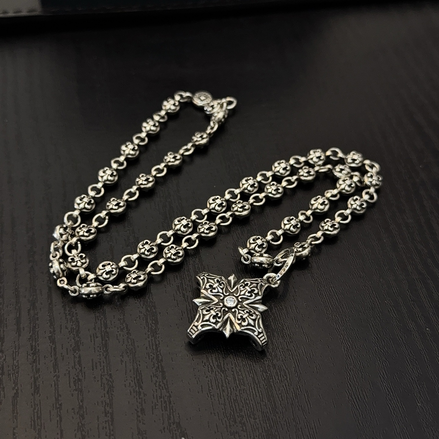 💰150 新款【专柜品质】Chrome Hearts克罗心经典童军花项链 十字架吊坠 凹凸造型不同的花纹设计风格 呈现出与众不同 十字架 童军花是克罗心的志 所以更经久不衰 正品打版Chrome Hearts克罗心 区别市场普通轻版 对版对标品质 看字印细节 复古做旧灰氧程度.精工版本！！！ 纯手工打造 ～正品开模💝潮流时尚必备 男女均可佩戴 情侣同款 官网原版 摇滚朋克泰银风格 复古元素 潮流百搭！