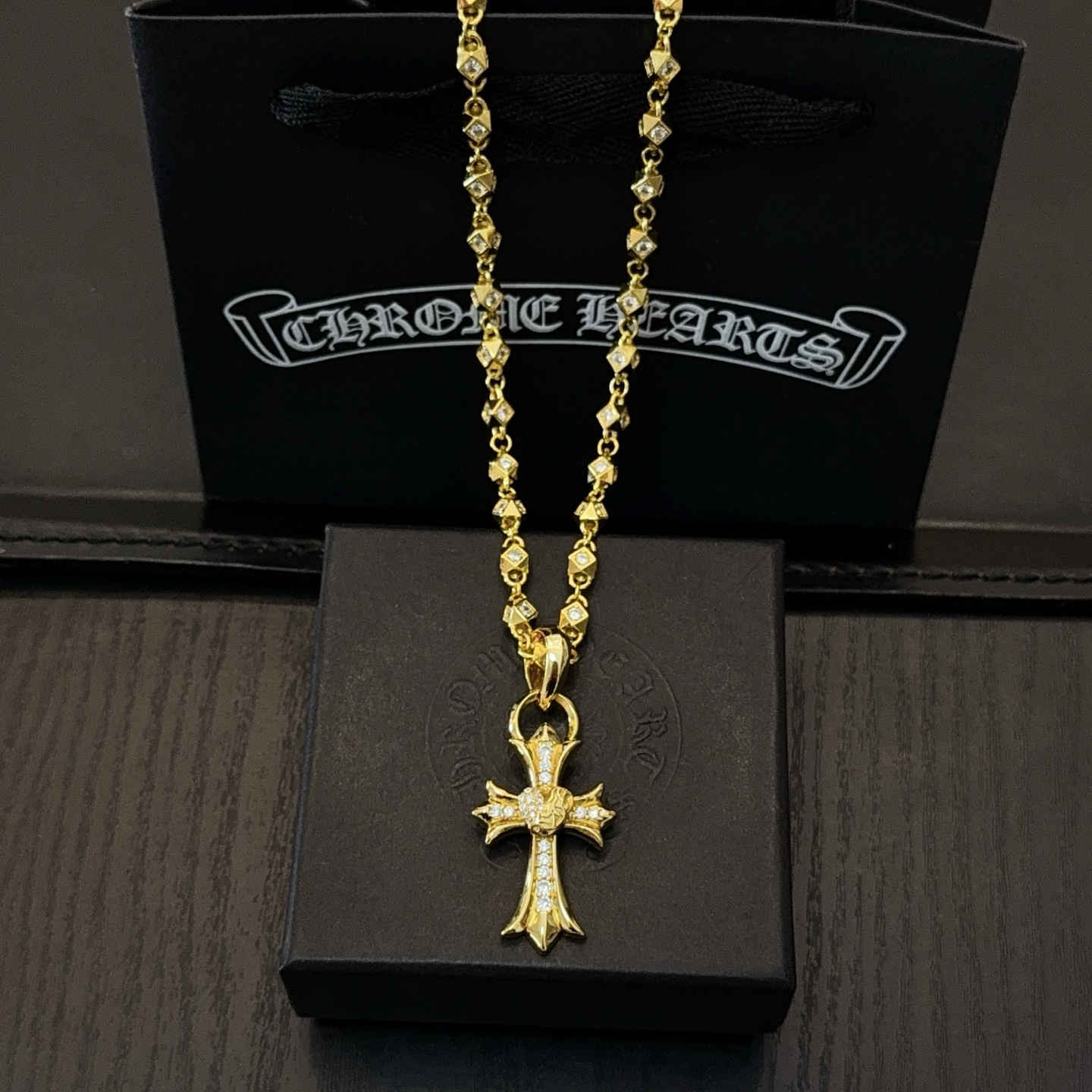 NO:642577,New [counter quality] Chrome Hearts classic gold necklace, cross pendant, concave and convex shapes with different pattern design styles, showing a distinctive cross and Scout flower is the symbol of Chrome Hearts, so it is more durable. Genuine pattern-printed Chrome Hearts distinguishes the ordinary light version in the market. Match the version and benchmark quality. Look at the printing details. The degree of retro gray oxidation. Seiko version!  !  !  Purely handmade ~ Authentic open mold fashion essentials. Can be worn by both men and women. Same style for couples. Official website original. Rock punk Thai silver style. Retro elements. Trendy and versatile!  , jewelry boutique, chrome hearts, chrome hearts, necklace, gold19860909新款【专柜品质】Chrome Hearts克罗心经典黄金色项链 十字架吊坠,凹凸造型不同的花纹设计风格 呈现出与众不同 十字架 童军花是克罗心的志 所以更经久不衰 正品打版Chrome Hearts克罗心 区别市场普通轻版 对版对标品质 看字印细节 复古做旧灰氧程度.精工版本！！！ 纯手工打造 ～正品开模潮流时尚必备 男女均可佩戴 情侣同款 官网原版 摇滚朋克泰银风格 复古元素 潮流百搭！,饰品精品,chrome hearts,chrome hearts,necklace,gold,Jewelry