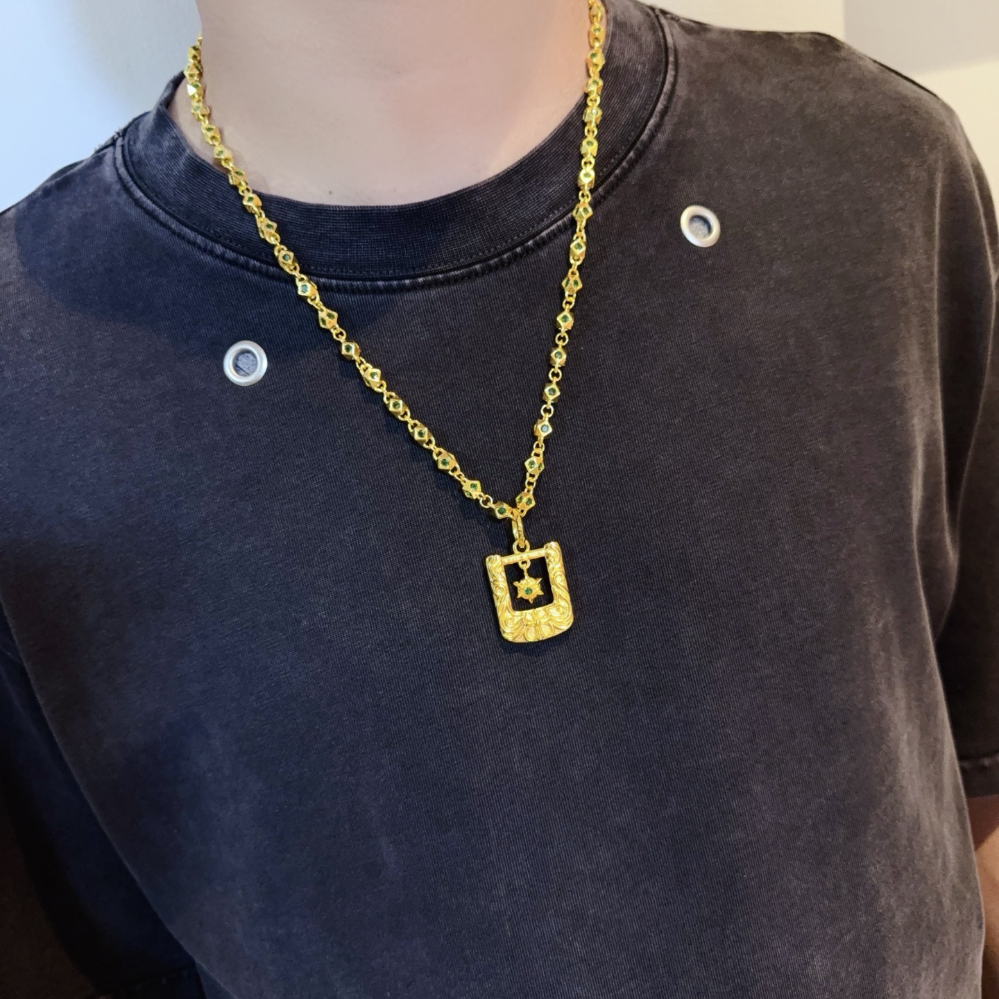 💰150 新款【专柜品质】Chrome Hearts克罗心 经典黄金色绿钻项链 方牌十字架吊坠，凹凸造型不同的花纹设计风格 呈现出与众不同 十字架 童军花是克罗心的志 所以更经久不衰 正品打版Chrome Hearts克罗心 区别市场普通轻版 对版对标品质 看字印细节 复古做旧灰氧程度.精工版本！！！ 纯手工打造 ～正品开模💝潮流时尚必备 男女均可佩戴 情侣同款 官网原版 摇滚朋克泰银风格 复古元素 潮流百搭！