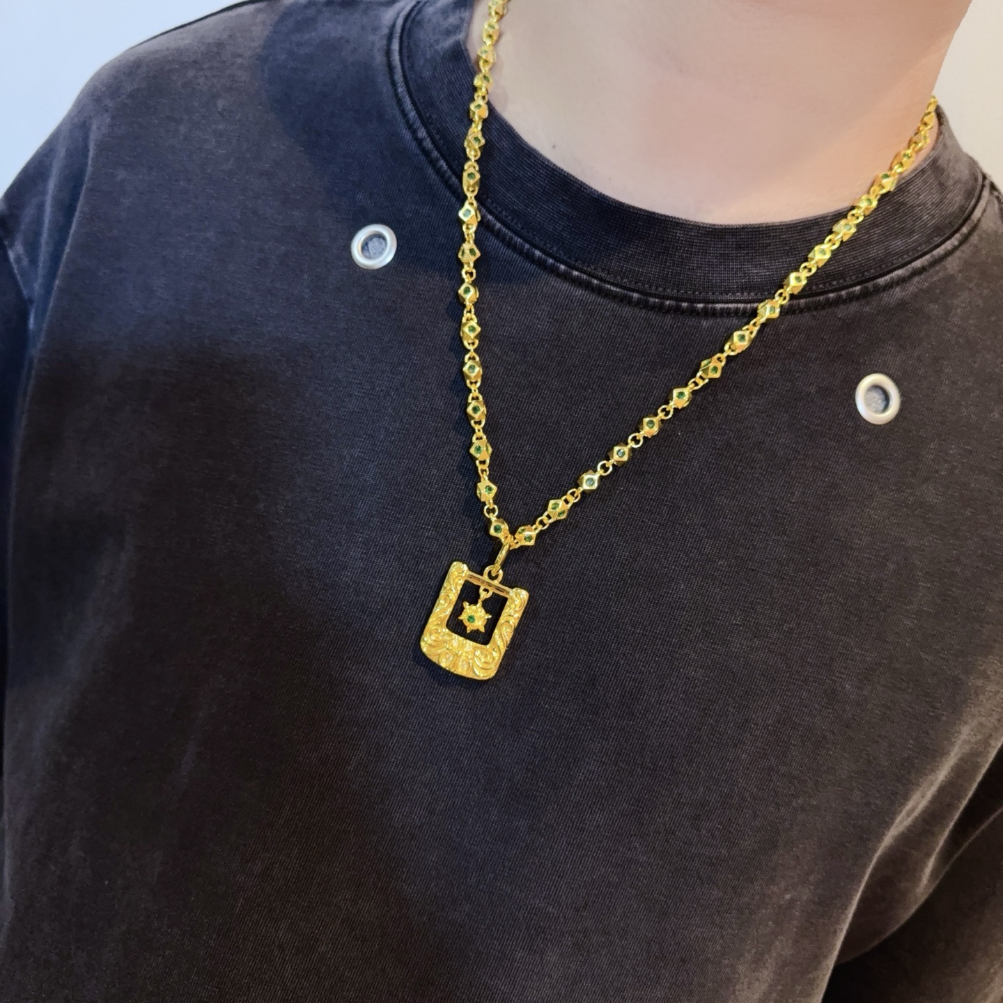 💰150 新款【专柜品质】Chrome Hearts克罗心 经典黄金色绿钻项链 方牌十字架吊坠，凹凸造型不同的花纹设计风格 呈现出与众不同 十字架 童军花是克罗心的志 所以更经久不衰 正品打版Chrome Hearts克罗心 区别市场普通轻版 对版对标品质 看字印细节 复古做旧灰氧程度.精工版本！！！ 纯手工打造 ～正品开模💝潮流时尚必备 男女均可佩戴 情侣同款 官网原版 摇滚朋克泰银风格 复古元素 潮流百搭！