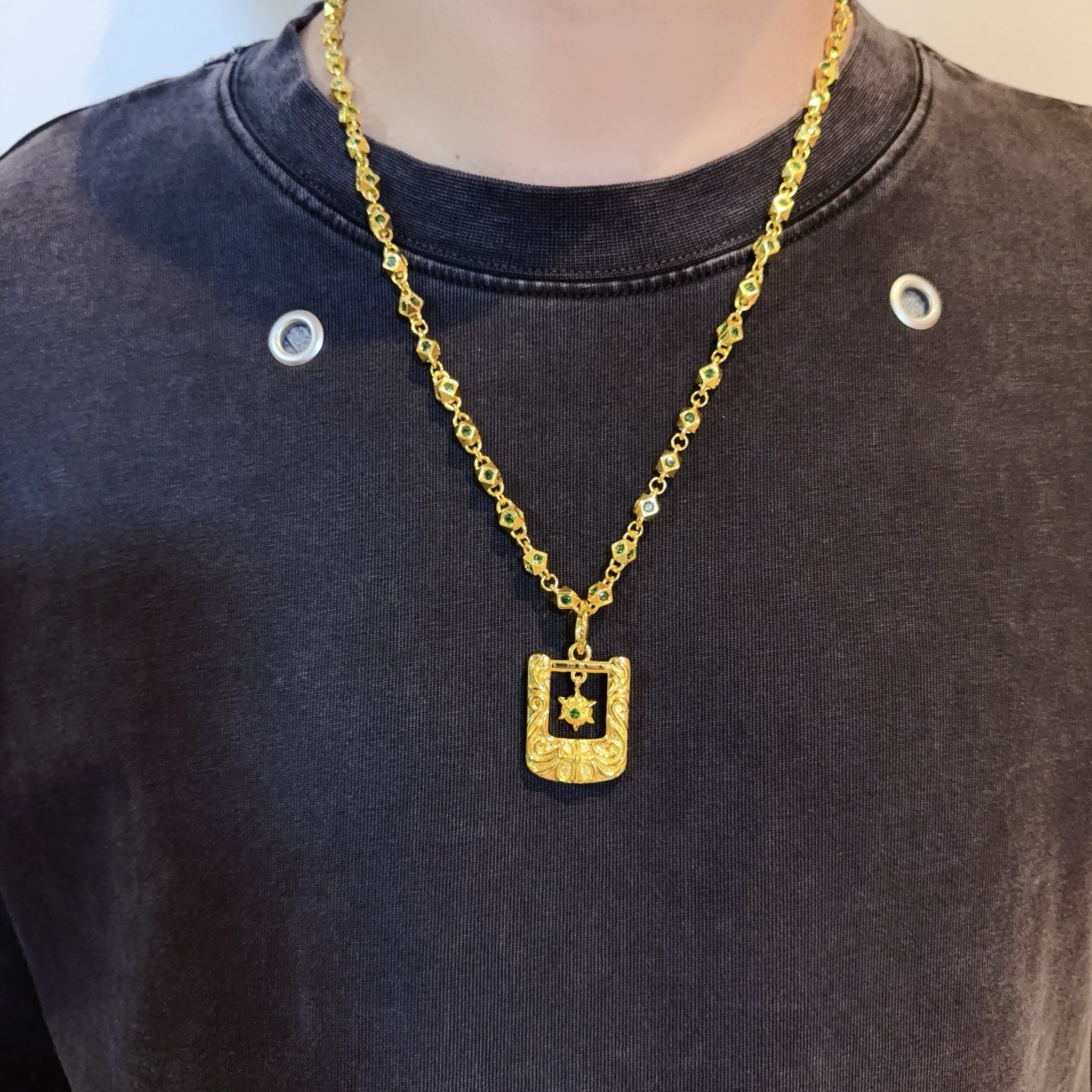 💰150 新款【专柜品质】Chrome Hearts克罗心 经典黄金色绿钻项链 方牌十字架吊坠，凹凸造型不同的花纹设计风格 呈现出与众不同 十字架 童军花是克罗心的志 所以更经久不衰 正品打版Chrome Hearts克罗心 区别市场普通轻版 对版对标品质 看字印细节 复古做旧灰氧程度.精工版本！！！ 纯手工打造 ～正品开模💝潮流时尚必备 男女均可佩戴 情侣同款 官网原版 摇滚朋克泰银风格 复古元素 潮流百搭！