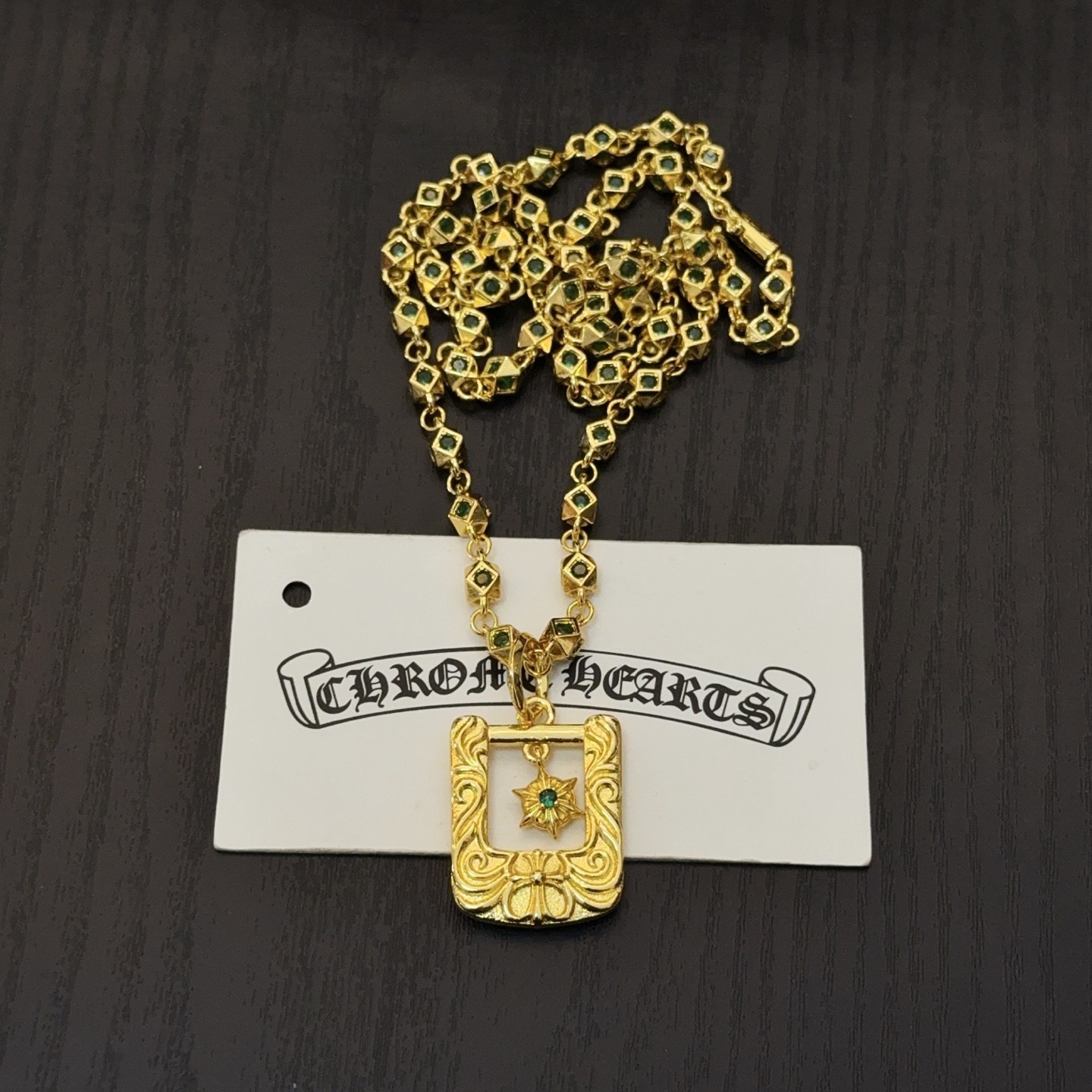 💰150 新款【专柜品质】Chrome Hearts克罗心 经典黄金色绿钻项链 方牌十字架吊坠，凹凸造型不同的花纹设计风格 呈现出与众不同 十字架 童军花是克罗心的志 所以更经久不衰 正品打版Chrome Hearts克罗心 区别市场普通轻版 对版对标品质 看字印细节 复古做旧灰氧程度.精工版本！！！ 纯手工打造 ～正品开模💝潮流时尚必备 男女均可佩戴 情侣同款 官网原版 摇滚朋克泰银风格 复古元素 潮流百搭！