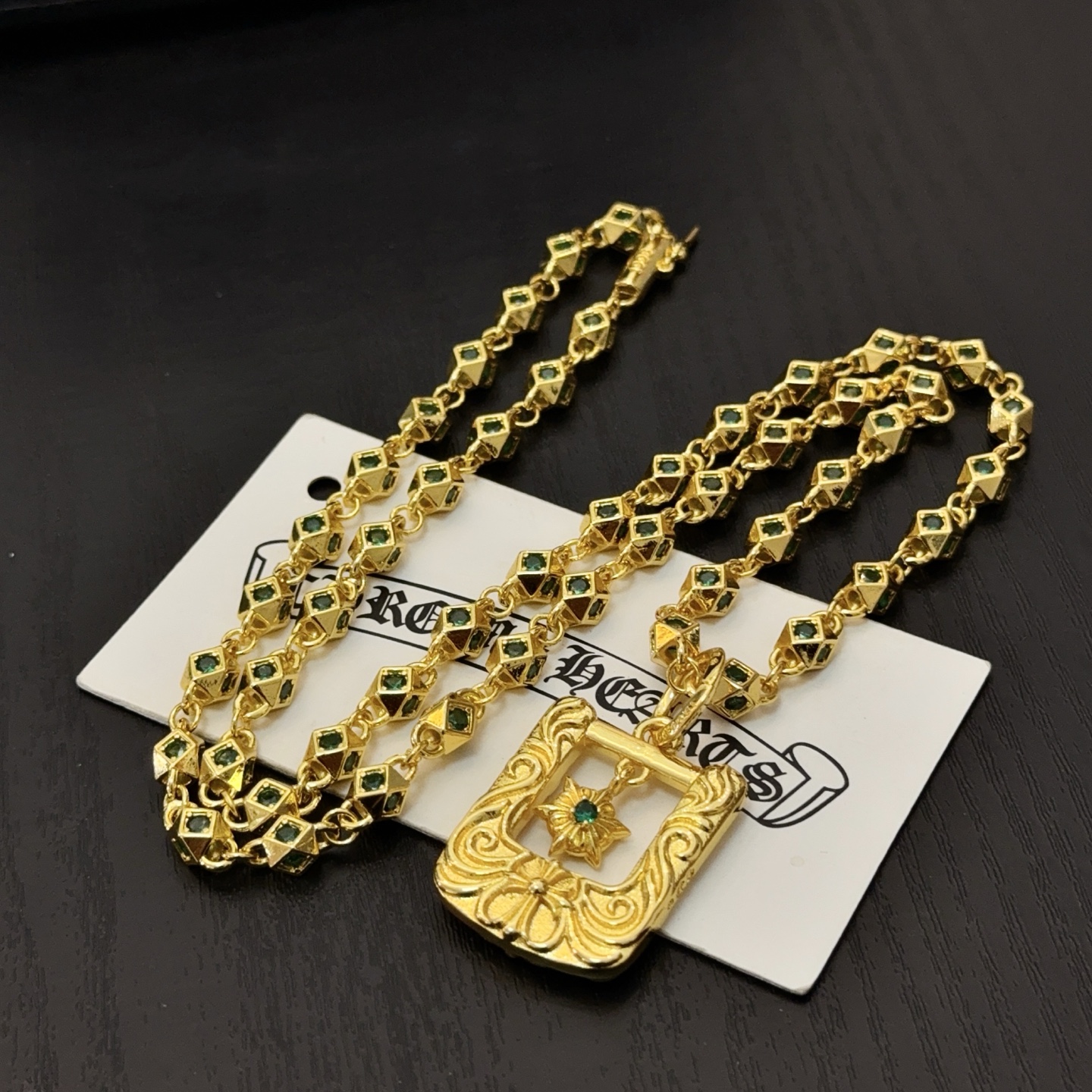 💰150 新款【专柜品质】Chrome Hearts克罗心 经典黄金色绿钻项链 方牌十字架吊坠，凹凸造型不同的花纹设计风格 呈现出与众不同 十字架 童军花是克罗心的志 所以更经久不衰 正品打版Chrome Hearts克罗心 区别市场普通轻版 对版对标品质 看字印细节 复古做旧灰氧程度.精工版本！！！ 纯手工打造 ～正品开模💝潮流时尚必备 男女均可佩戴 情侣同款 官网原版 摇滚朋克泰银风格 复古元素 潮流百搭！