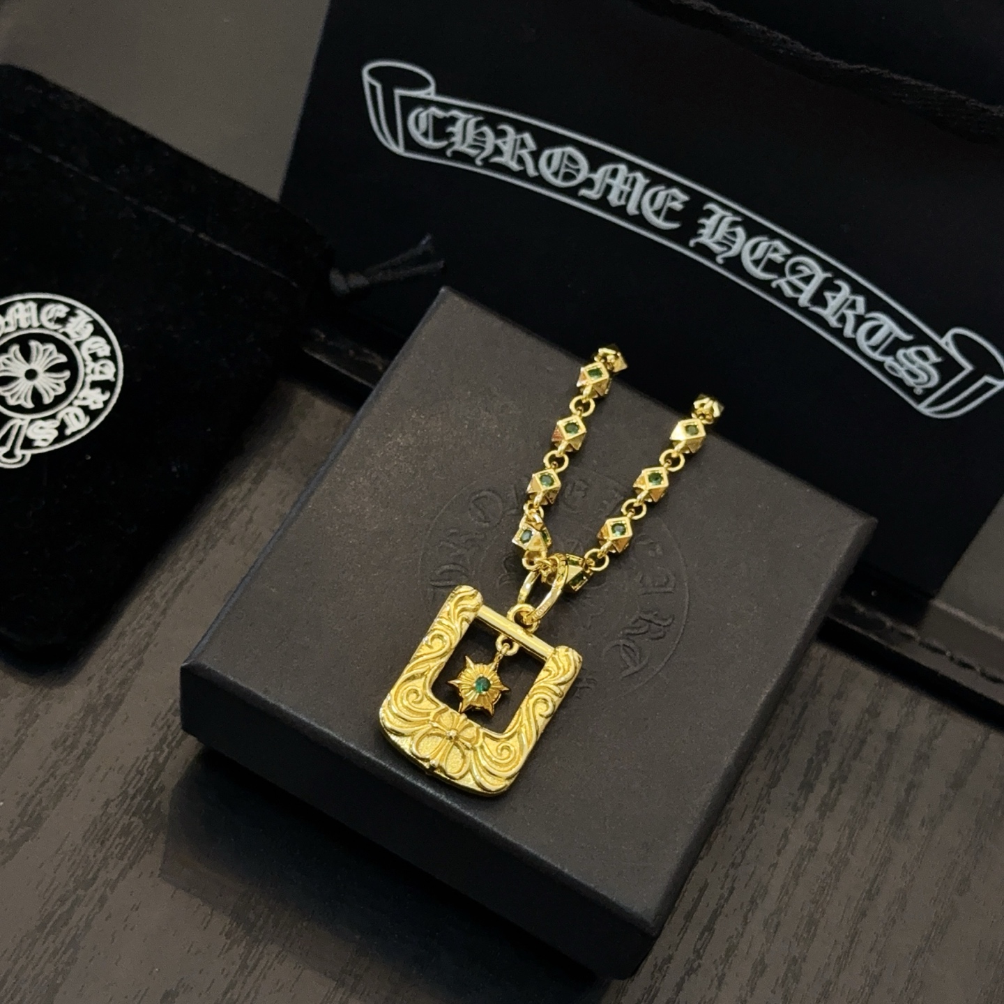 💰150 新款【专柜品质】Chrome Hearts克罗心 经典黄金色绿钻项链 方牌十字架吊坠，凹凸造型不同的花纹设计风格 呈现出与众不同 十字架 童军花是克罗心的志 所以更经久不衰 正品打版Chrome Hearts克罗心 区别市场普通轻版 对版对标品质 看字印细节 复古做旧灰氧程度.精工版本！！！ 纯手工打造 ～正品开模💝潮流时尚必备 男女均可佩戴 情侣同款 官网原版 摇滚朋克泰银风格 复古元素 潮流百搭！