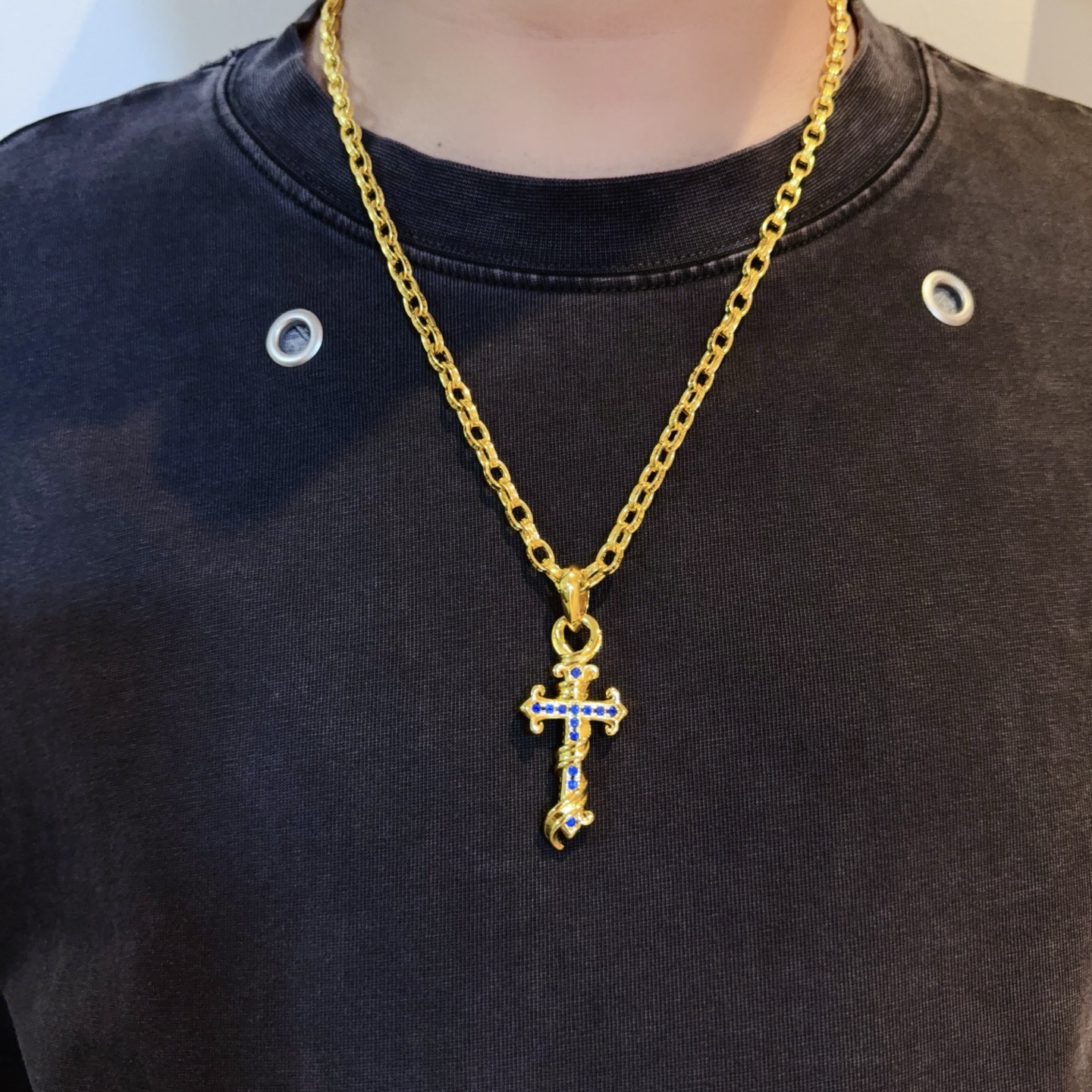 NO:642587,New [counter quality] Chrome Hearts classic gold letter necklace blue diamond cross pendant, concave and convex shapes with different pattern design styles, showing a distinctive cross and Scout flower is the symbol of Chrome Hearts, so it is more durable. Authentic pattern-printed Chrome Hearts distinguishes the ordinary light version in the market. Match the version and standard quality. Look at the printing details. The degree of retro gray oxidation. Seiko version!  !  !  Purely handmade ~ Authentic open mold fashion essentials. Can be worn by both men and women. Same style for couples. Official website original. Rock punk Thai silver style. Retro elements. Trendy and versatile!  , jewelry boutique, chrome hearts, chrome hearts, necklace, gold19860909新款【专柜品质】Chrome Hearts克罗心 经典黄金色字母项链 蓝钻十字架吊坠,凹凸造型不同的花纹设计风格 呈现出与众不同 十字架 童军花是克罗心的志 所以更经久不衰 正品打版Chrome Hearts克罗心 区别市场普通轻版 对版对标品质 看字印细节 复古做旧灰氧程度.精工版本！！！ 纯手工打造 ～正品开模潮流时尚必备 男女均可佩戴 情侣同款 官网原版 摇滚朋克泰银风格 复古元素 潮流百搭！,饰品精品,chrome hearts,chrome hearts,necklace,gold,Jewelry