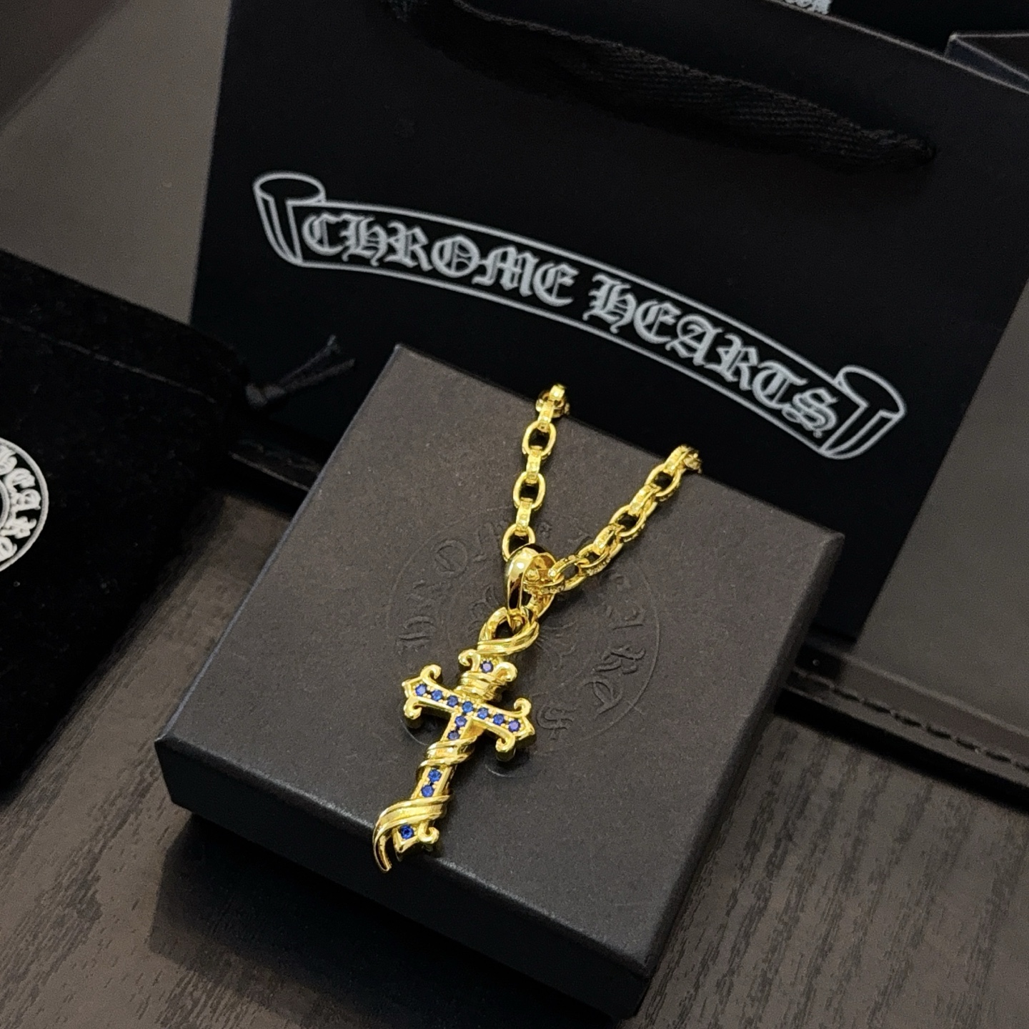 💰150 新款【专柜品质】Chrome Hearts克罗心 经典黄金色字母项链 蓝钻十字架吊坠，凹凸造型不同的花纹设计风格 呈现出与众不同 十字架 童军花是克罗心的志 所以更经久不衰 正品打版Chrome Hearts克罗心 区别市场普通轻版 对版对标品质 看字印细节 复古做旧灰氧程度.精工版本！！！ 纯手工打造 ～正品开模💝潮流时尚必备 男女均可佩戴 情侣同款 官网原版 摇滚朋克泰银风格 复古元素 潮流百搭！