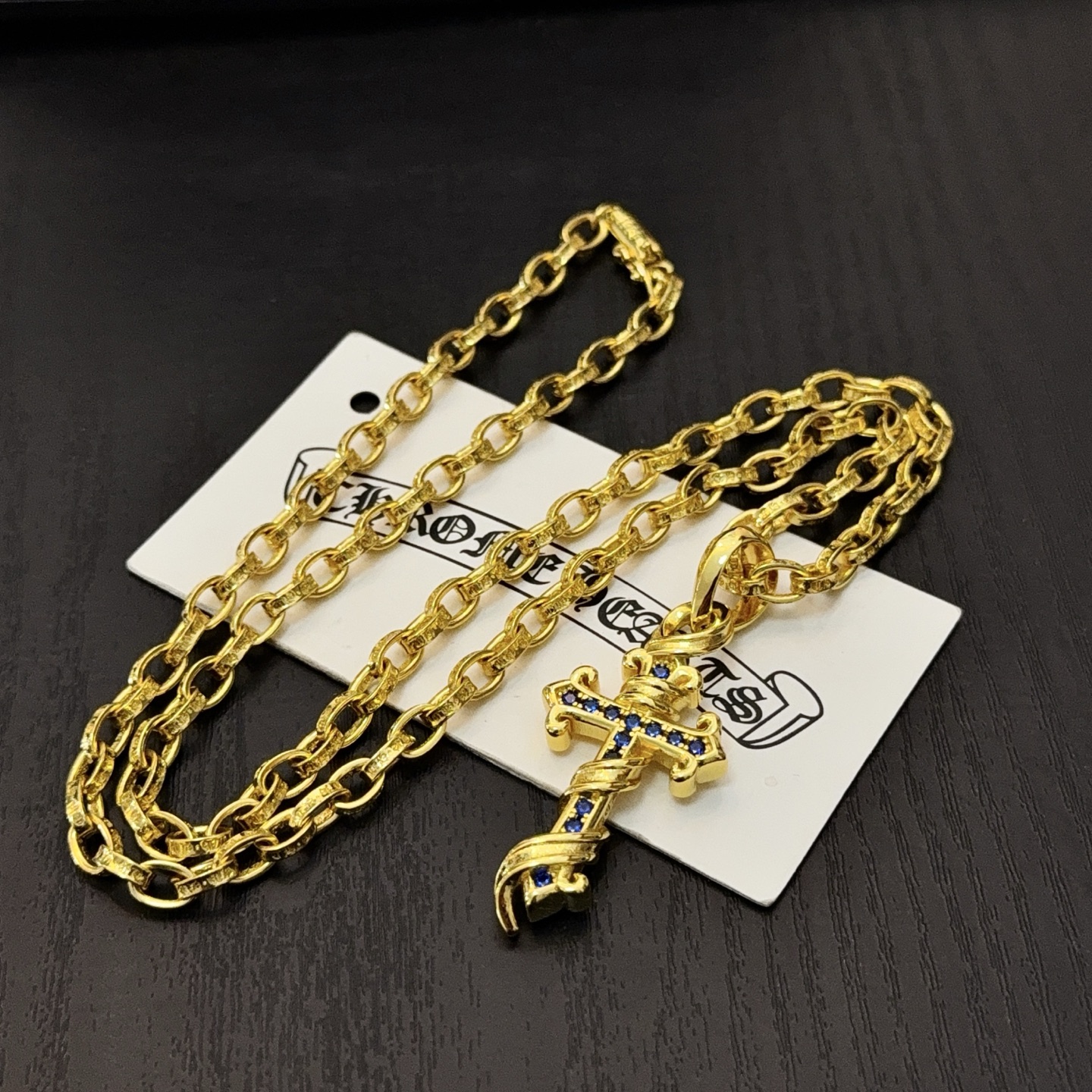 💰150 新款【专柜品质】Chrome Hearts克罗心 经典黄金色字母项链 蓝钻十字架吊坠，凹凸造型不同的花纹设计风格 呈现出与众不同 十字架 童军花是克罗心的志 所以更经久不衰 正品打版Chrome Hearts克罗心 区别市场普通轻版 对版对标品质 看字印细节 复古做旧灰氧程度.精工版本！！！ 纯手工打造 ～正品开模💝潮流时尚必备 男女均可佩戴 情侣同款 官网原版 摇滚朋克泰银风格 复古元素 潮流百搭！