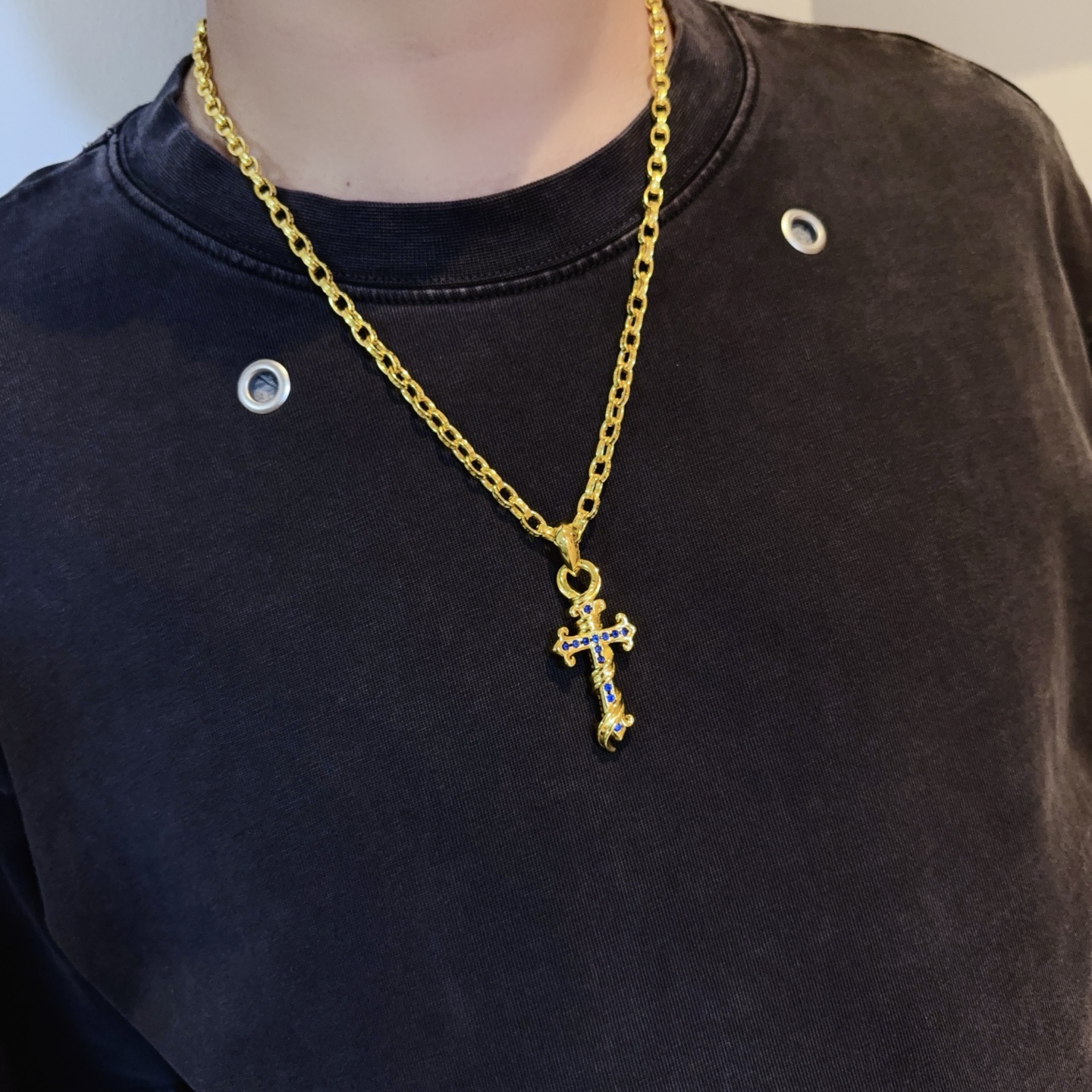 💰150 新款【专柜品质】Chrome Hearts克罗心 经典黄金色字母项链 蓝钻十字架吊坠，凹凸造型不同的花纹设计风格 呈现出与众不同 十字架 童军花是克罗心的志 所以更经久不衰 正品打版Chrome Hearts克罗心 区别市场普通轻版 对版对标品质 看字印细节 复古做旧灰氧程度.精工版本！！！ 纯手工打造 ～正品开模💝潮流时尚必备 男女均可佩戴 情侣同款 官网原版 摇滚朋克泰银风格 复古元素 潮流百搭！