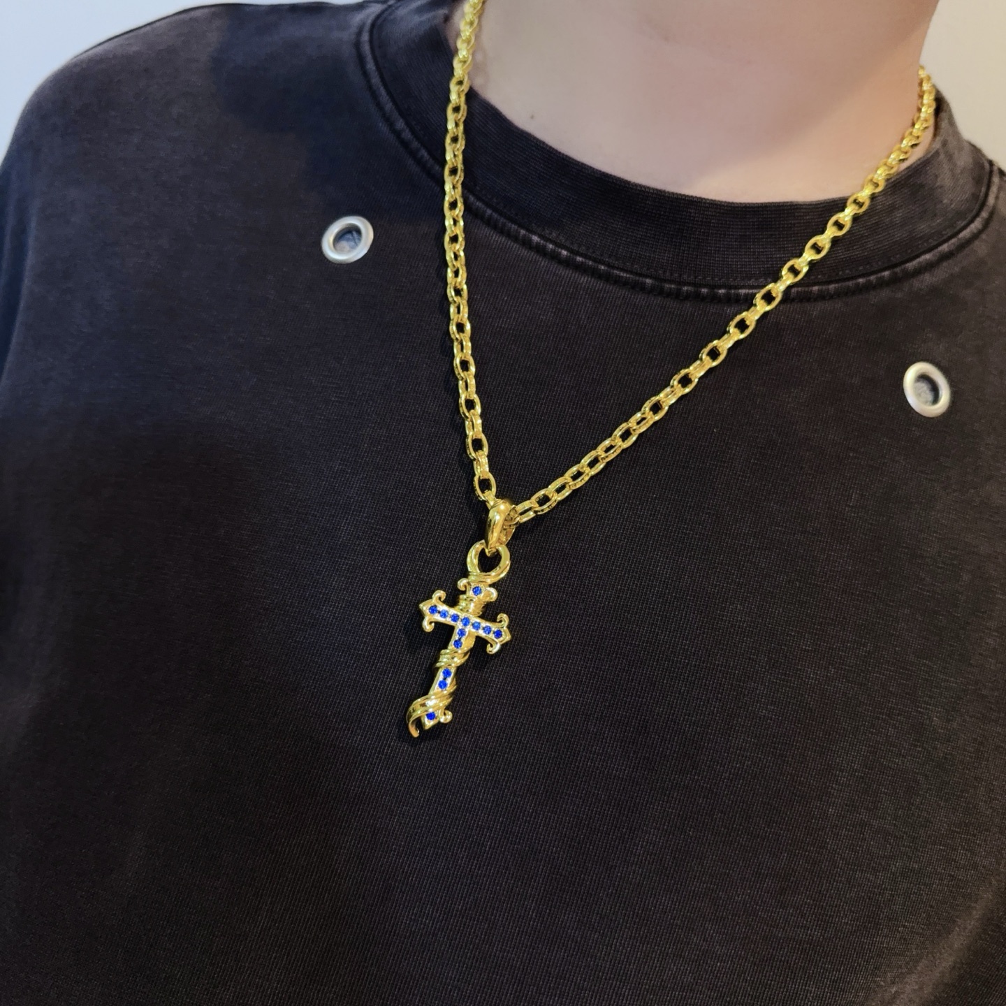 💰150 新款【专柜品质】Chrome Hearts克罗心 经典黄金色字母项链 蓝钻十字架吊坠，凹凸造型不同的花纹设计风格 呈现出与众不同 十字架 童军花是克罗心的志 所以更经久不衰 正品打版Chrome Hearts克罗心 区别市场普通轻版 对版对标品质 看字印细节 复古做旧灰氧程度.精工版本！！！ 纯手工打造 ～正品开模💝潮流时尚必备 男女均可佩戴 情侣同款 官网原版 摇滚朋克泰银风格 复古元素 潮流百搭！