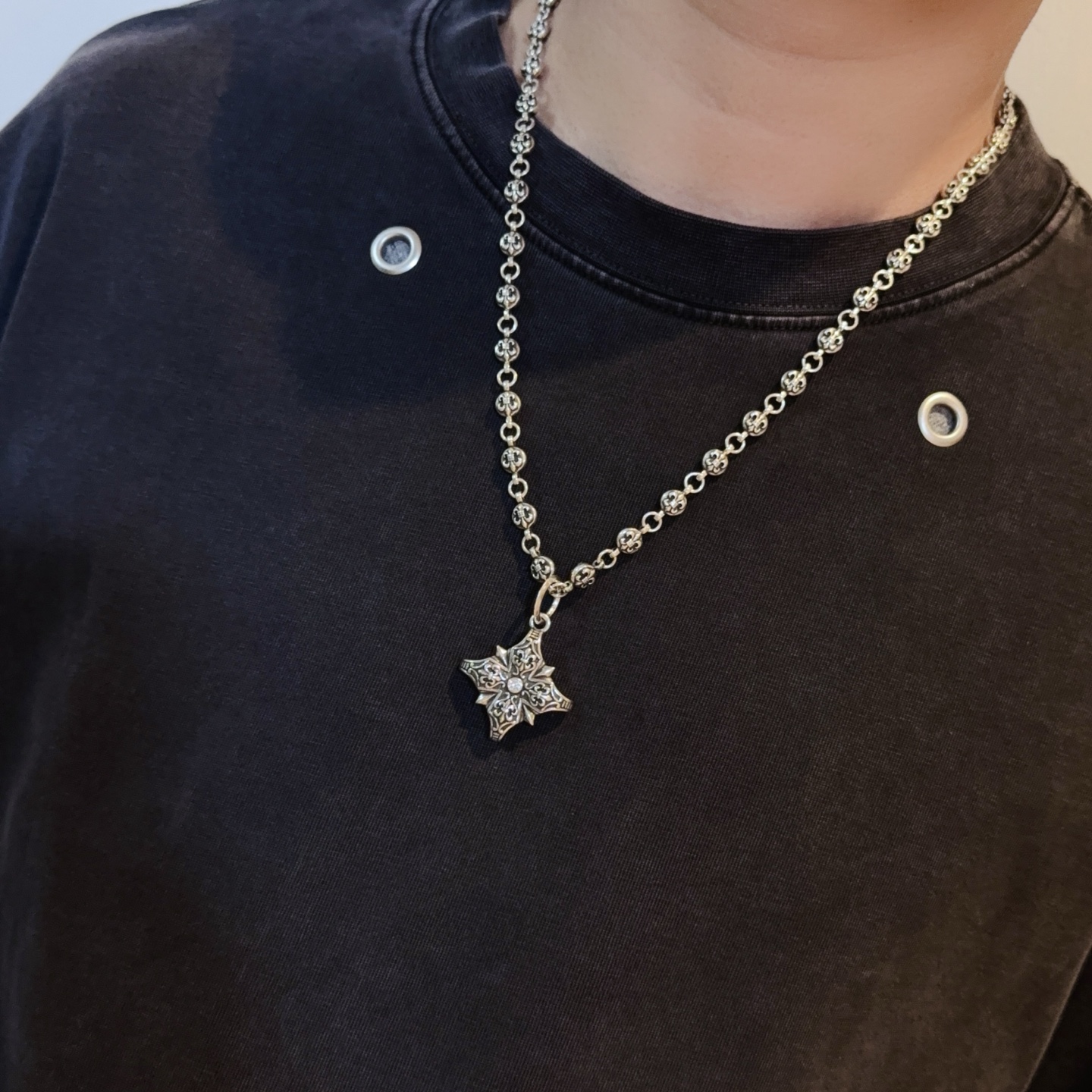 💰150 新款【专柜品质】Chrome Hearts克罗心经典童军花项链 十字架吊坠 凹凸造型不同的花纹设计风格 呈现出与众不同 十字架 童军花是克罗心的志 所以更经久不衰 正品打版Chrome Hearts克罗心 区别市场普通轻版 对版对标品质 看字印细节 复古做旧灰氧程度.精工版本！！！ 纯手工打造 ～正品开模💝潮流时尚必备 男女均可佩戴 情侣同款 官网原版 摇滚朋克泰银风格 复古元素 潮流百搭！