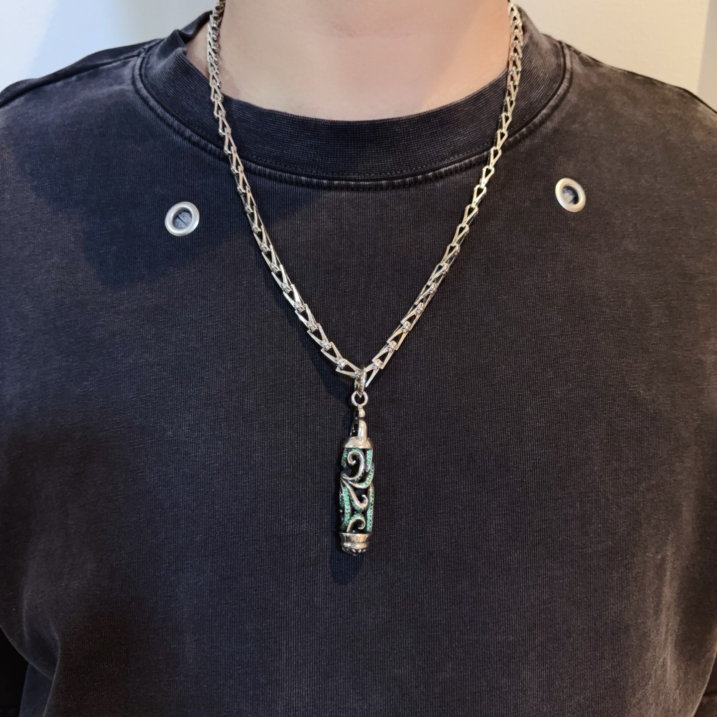 NO:642597,New [counter quality] Chrome Hearts classic retro cross necklace, green diamond lantern pendant, concave and convex shapes with different pattern design styles, showing a distinctive cross. The Scout flower is the symbol of Chrome Hearts, so it is more durable. Genuine pattern-printed Chrome Hearts distinguishes the ordinary light version in the market. Match the version and standard quality. Look at the printing details, the degree of retro ash oxidation. Seiko version!  !  !  Purely handmade ~ Authentic open mold fashion essentials. Can be worn by both men and women. Same style for couples. Official website original. Rock punk Thai silver style. Retro elements. Trendy and versatile!  , jewelry boutique, chrome hearts, chrome hearts, necklace19860909新款【专柜品质】Chrome Hearts克罗心经典复古十字架项链 绿钻灯笼吊坠 凹凸造型不同的花纹设计风格 呈现出与众不同 十字架 童军花是克罗心的志 所以更经久不衰 正品打版Chrome Hearts克罗心 区别市场普通轻版 对版对标品质 看字印细节 复古做旧灰氧程度.精工版本！！！ 纯手工打造 ～正品开模潮流时尚必备 男女均可佩戴 情侣同款 官网原版 摇滚朋克泰银风格 复古元素 潮流百搭！,饰品精品,chrome hearts,chrome hearts,necklace,Jewelry