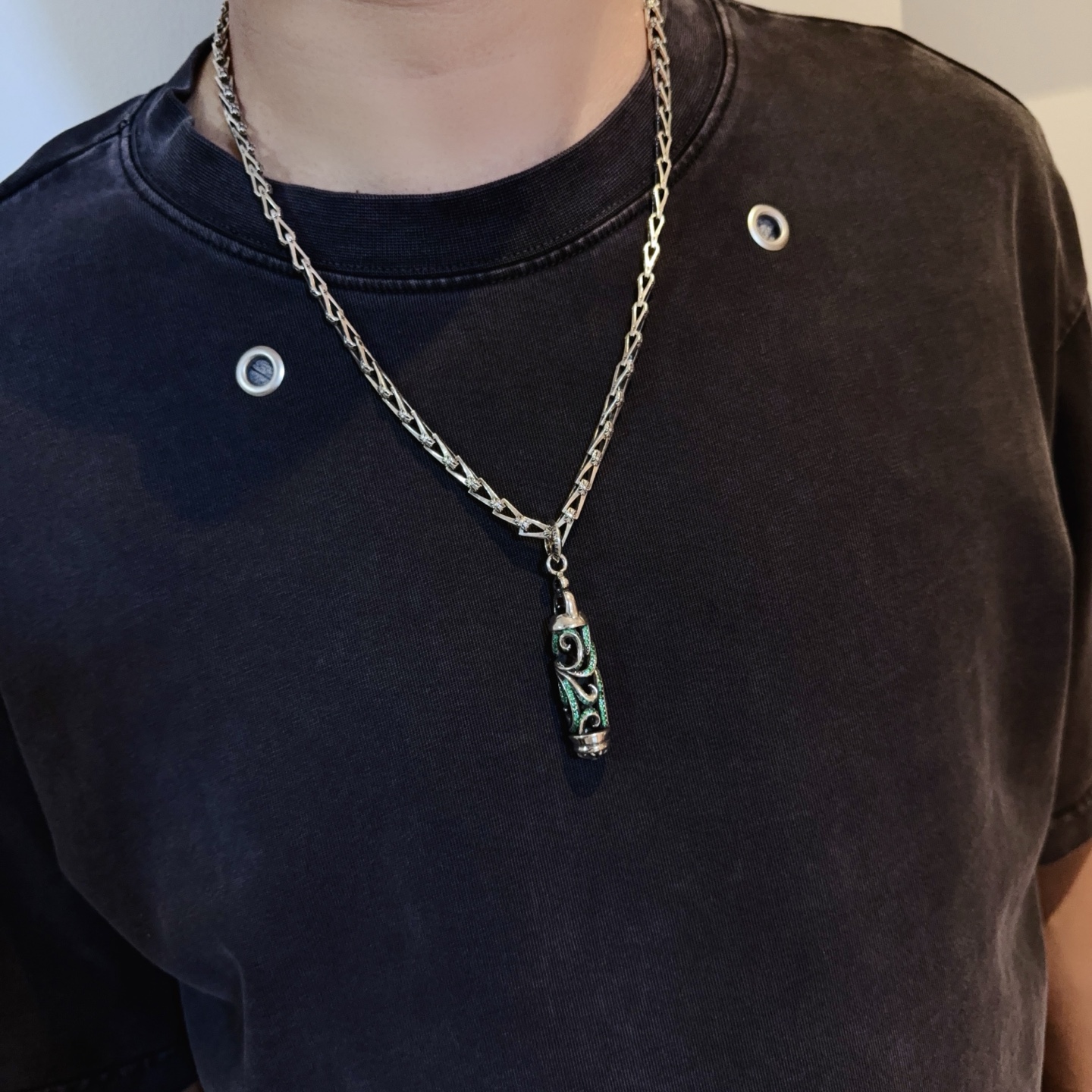 💰150 新款【专柜品质】Chrome Hearts克罗心经典复古十字架项链 绿钻灯笼吊坠 凹凸造型不同的花纹设计风格 呈现出与众不同 十字架 童军花是克罗心的志 所以更经久不衰 正品打版Chrome Hearts克罗心 区别市场普通轻版 对版对标品质 看字印细节 复古做旧灰氧程度.精工版本！！！ 纯手工打造 ～正品开模💝潮流时尚必备 男女均可佩戴 情侣同款 官网原版 摇滚朋克泰银风格 复古元素 潮流百搭！