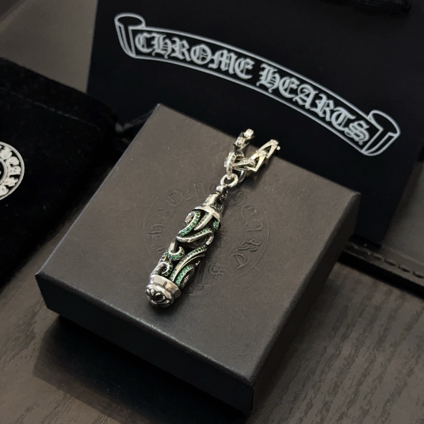 💰150 新款【专柜品质】Chrome Hearts克罗心经典复古十字架项链 绿钻灯笼吊坠 凹凸造型不同的花纹设计风格 呈现出与众不同 十字架 童军花是克罗心的志 所以更经久不衰 正品打版Chrome Hearts克罗心 区别市场普通轻版 对版对标品质 看字印细节 复古做旧灰氧程度.精工版本！！！ 纯手工打造 ～正品开模💝潮流时尚必备 男女均可佩戴 情侣同款 官网原版 摇滚朋克泰银风格 复古元素 潮流百搭！