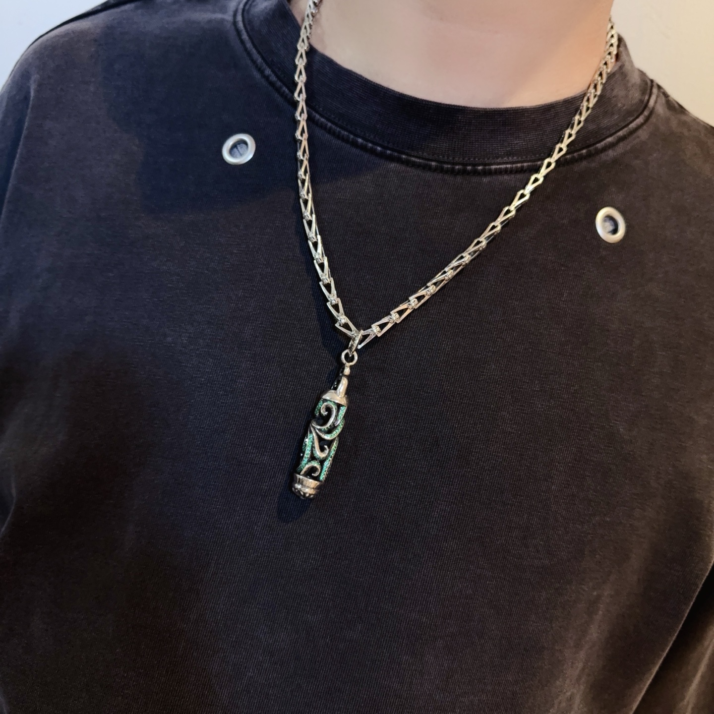 💰150 新款【专柜品质】Chrome Hearts克罗心经典复古十字架项链 绿钻灯笼吊坠 凹凸造型不同的花纹设计风格 呈现出与众不同 十字架 童军花是克罗心的志 所以更经久不衰 正品打版Chrome Hearts克罗心 区别市场普通轻版 对版对标品质 看字印细节 复古做旧灰氧程度.精工版本！！！ 纯手工打造 ～正品开模💝潮流时尚必备 男女均可佩戴 情侣同款 官网原版 摇滚朋克泰银风格 复古元素 潮流百搭！