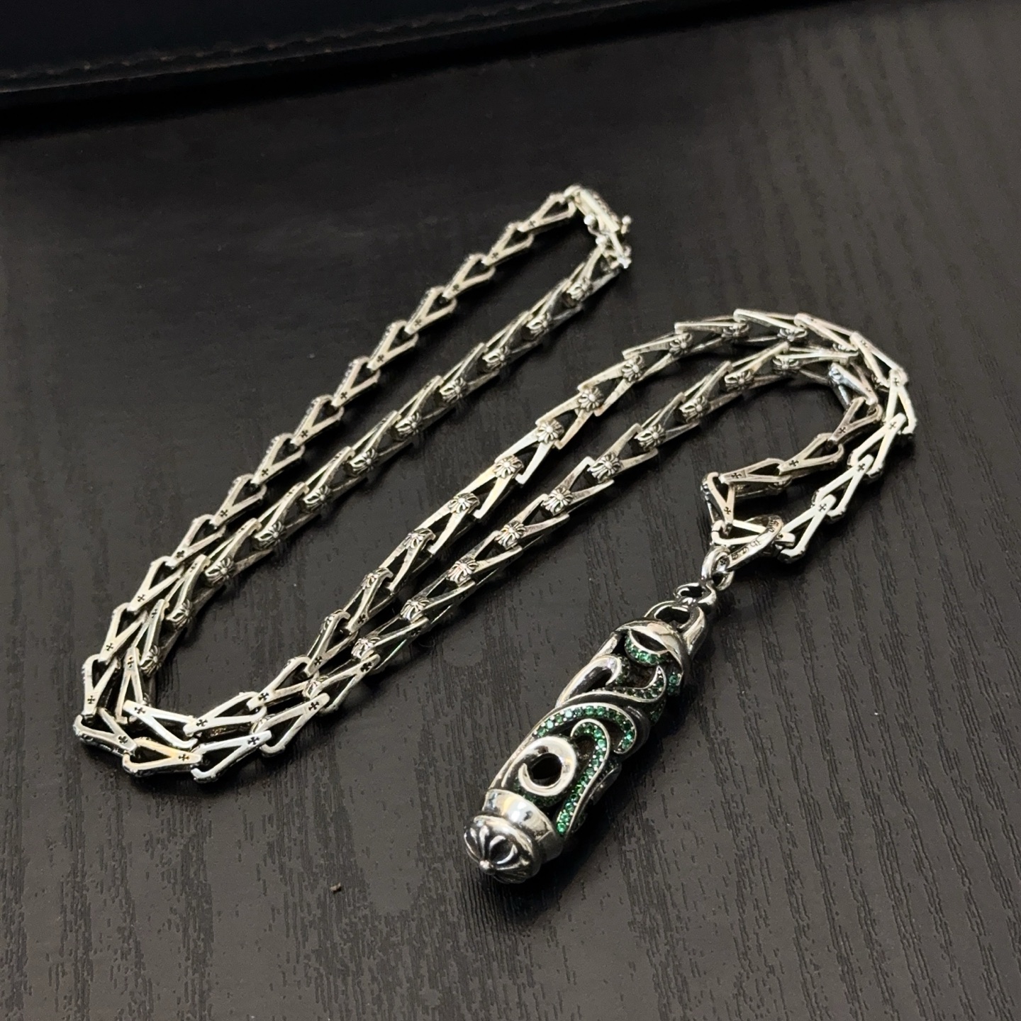 💰150 新款【专柜品质】Chrome Hearts克罗心经典复古十字架项链 绿钻灯笼吊坠 凹凸造型不同的花纹设计风格 呈现出与众不同 十字架 童军花是克罗心的志 所以更经久不衰 正品打版Chrome Hearts克罗心 区别市场普通轻版 对版对标品质 看字印细节 复古做旧灰氧程度.精工版本！！！ 纯手工打造 ～正品开模💝潮流时尚必备 男女均可佩戴 情侣同款 官网原版 摇滚朋克泰银风格 复古元素 潮流百搭！