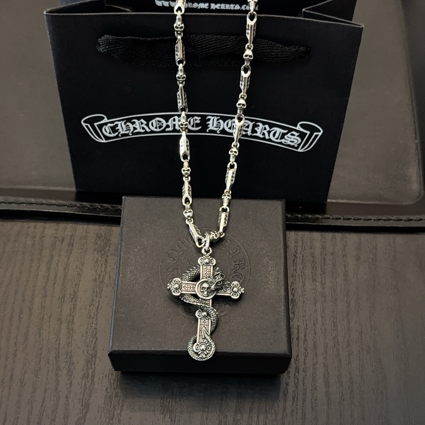 NO:642603,New [counter quality] Chrome Hearts classic retro skull cross necklace, cross pendant, concave and convex shapes, different pattern design styles, showing a distinctive cross, Scout flower is Chrome Hearts' symbol, so it is more durable. Genuine pattern-printed Chrome Hearts distinguishes the ordinary light version in the market. Match the version and benchmark quality. Look at the printing details, the degree of retro ash oxidation. Seiko version!  !  !  Purely handmade ~ Authentic open mold fashion essentials. Can be worn by both men and women. Same style for couples. Official website original. Rock punk Thai silver style. Retro elements. Trendy and versatile!  , jewelry boutique, chrome hearts, chrome hearts, necklace19860909新款【专柜品质】Chrome Hearts克罗心经典复古骷髅头十字架项链 十字路吊坠 凹凸造型不同的花纹设计风格 呈现出与众不同 十字架 童军花是克罗心的志 所以更经久不衰 正品打版Chrome Hearts克罗心 区别市场普通轻版 对版对标品质 看字印细节 复古做旧灰氧程度.精工版本！！！ 纯手工打造 ～正品开模潮流时尚必备 男女均可佩戴 情侣同款 官网原版 摇滚朋克泰银风格 复古元素 潮流百搭！,饰品精品,chrome hearts,chrome hearts,necklace,Jewelry