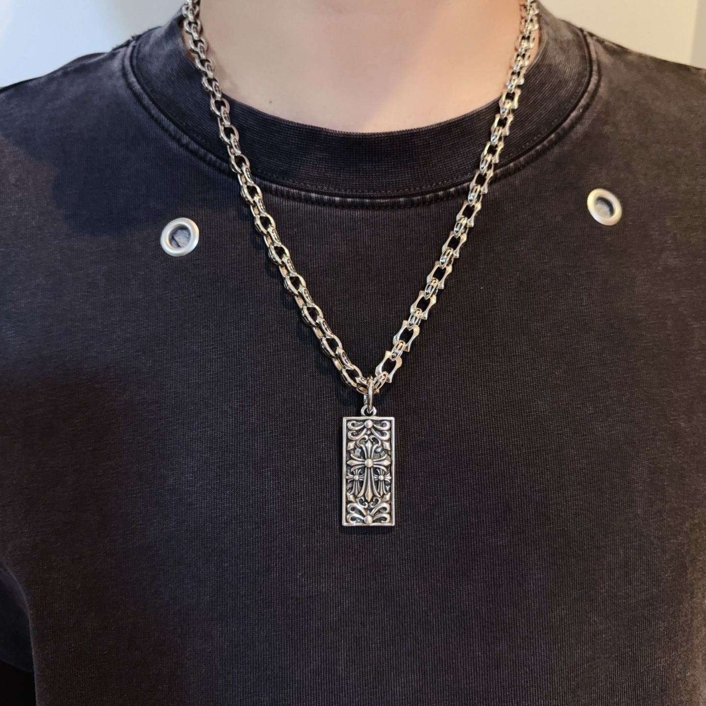 NO:642558,New [Counter Quality] Chrome Hearts Classic Retro Cross Necklace, Square Cross Pendant, Concave and Concave Shapes, Different Pattern Design Styles, Presenting a Distinctive Cross, Scout Flower is the symbol of Chrome Hearts, so it is more durable. Genuine pattern-printed Chrome Hearts distinguishes the ordinary light version in the market. Match the standard quality. Look at the printing details. The degree of retro gray oxidation. Seiko version!  !  !  Purely handmade ~ Authentic open mold fashion essentials. Can be worn by both men and women. Same style for couples. Official website original. Rock punk Thai silver style. Retro elements. Trendy and versatile!  , jewelry boutique, chrome hearts, chrome hearts, necklace19860909新款【专柜品质】Chrome Hearts克罗心经典复古十字架项链 方牌十字架吊坠 凹凸造型不同的花纹设计风格 呈现出与众不同 十字架 童军花是克罗心的志 所以更经久不衰 正品打版Chrome Hearts克罗心 区别市场普通轻版 对版对标品质 看字印细节 复古做旧灰氧程度.精工版本！！！ 纯手工打造 ～正品开模潮流时尚必备 男女均可佩戴 情侣同款 官网原版 摇滚朋克泰银风格 复古元素 潮流百搭！,饰品精品,chrome hearts,chrome hearts,necklace,Jewelry