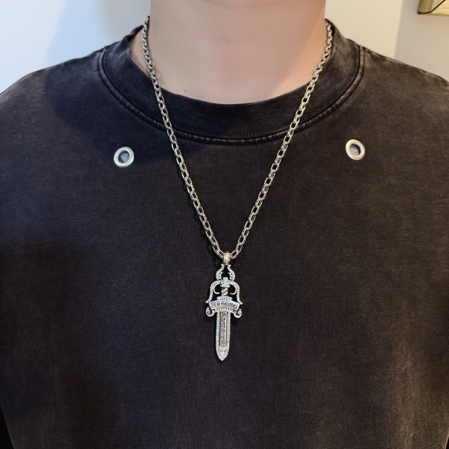 NO:642568,New [counter quality] Chrome Hearts classic retro cross necklace, full diamond sword pendant, concave and convex shapes with different pattern design styles, showing a distinctive cross. The Scout flower is the symbol of Chrome Hearts, so it is more durable. Genuine pattern-printed Chrome Hearts distinguishes the ordinary light version in the market. Match the version and standard quality. Look at the printing details, the degree of retro ash oxidation. Seiko version!  !  !  Purely handmade ~ Authentic open mold fashion essentials. Can be worn by both men and women. Same style for couples. Official website original. Rock punk Thai silver style. Retro elements. Trendy and versatile!  , jewelry boutique, chrome hearts, chrome hearts, necklace19860909新款【专柜品质】Chrome Hearts克罗心经典复古十字架项链 满钻宝剑吊坠 凹凸造型不同的花纹设计风格 呈现出与众不同 十字架 童军花是克罗心的志 所以更经久不衰 正品打版Chrome Hearts克罗心 区别市场普通轻版 对版对标品质 看字印细节 复古做旧灰氧程度.精工版本！！！ 纯手工打造 ～正品开模潮流时尚必备 男女均可佩戴 情侣同款 官网原版 摇滚朋克泰银风格 复古元素 潮流百搭！,饰品精品,chrome hearts,chrome hearts,necklace,Jewelry