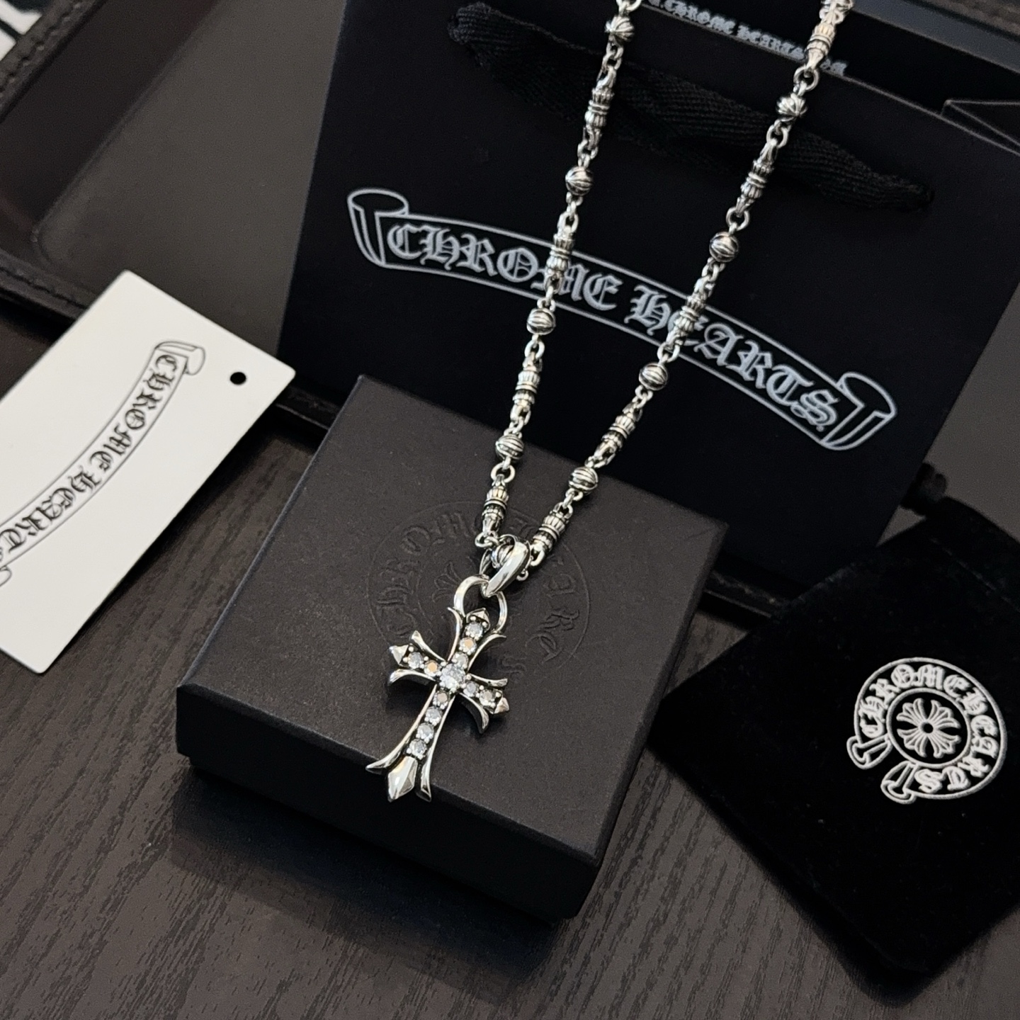 💰150 新款【专柜品质】Chrome Hearts克罗心经典复古十字花球项链 十字架吊坠 凹凸造型不同的花纹设计风格 呈现出与众不同 十字架 童军花是克罗心的志 所以更经久不衰 正品打版Chrome Hearts克罗心 区别市场普通轻版 对版对标品质 看字印细节 复古做旧灰氧程度.精工版本！！！ 纯手工打造 ～正品开模💝潮流时尚必备 男女均可佩戴 情侣同款 官网原版 摇滚朋克泰银风格 复古元素 潮流百搭！