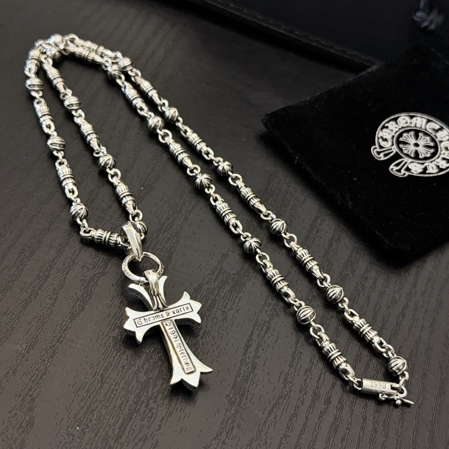 💰150 新款【专柜品质】Chrome Hearts克罗心经典复古十字花球项链 十字架吊坠 凹凸造型不同的花纹设计风格 呈现出与众不同 十字架 童军花是克罗心的志 所以更经久不衰 正品打版Chrome Hearts克罗心 区别市场普通轻版 对版对标品质 看字印细节 复古做旧灰氧程度.精工版本！！！ 纯手工打造 ～正品开模💝潮流时尚必备 男女均可佩戴 情侣同款 官网原版 摇滚朋克泰银风格 复古元素 潮流百搭！