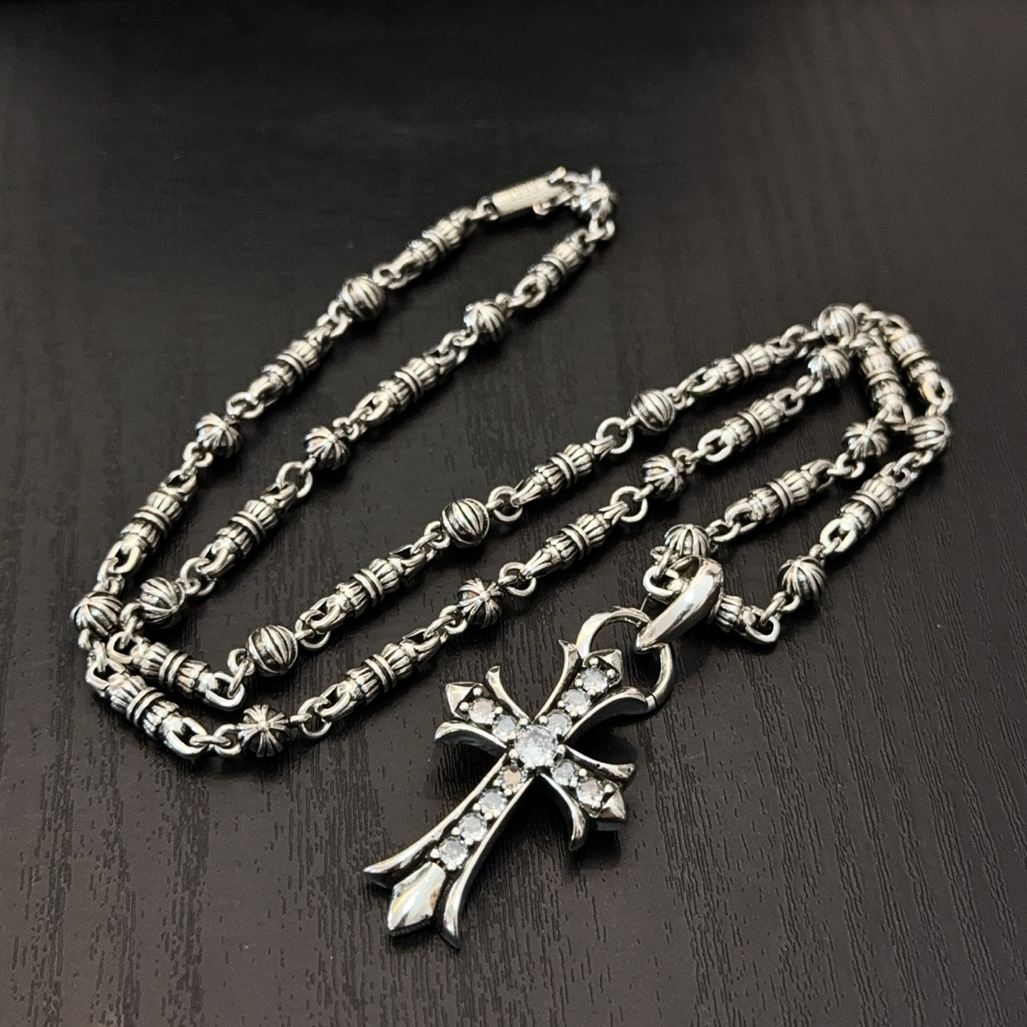 💰150 新款【专柜品质】Chrome Hearts克罗心经典复古十字花球项链 十字架吊坠 凹凸造型不同的花纹设计风格 呈现出与众不同 十字架 童军花是克罗心的志 所以更经久不衰 正品打版Chrome Hearts克罗心 区别市场普通轻版 对版对标品质 看字印细节 复古做旧灰氧程度.精工版本！！！ 纯手工打造 ～正品开模💝潮流时尚必备 男女均可佩戴 情侣同款 官网原版 摇滚朋克泰银风格 复古元素 潮流百搭！