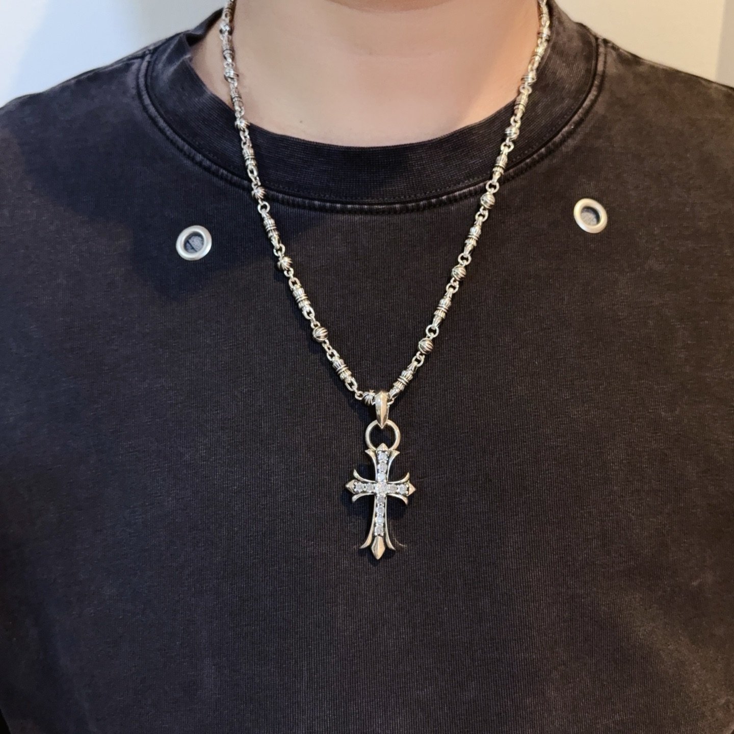 💰150 新款【专柜品质】Chrome Hearts克罗心经典复古十字花球项链 十字架吊坠 凹凸造型不同的花纹设计风格 呈现出与众不同 十字架 童军花是克罗心的志 所以更经久不衰 正品打版Chrome Hearts克罗心 区别市场普通轻版 对版对标品质 看字印细节 复古做旧灰氧程度.精工版本！！！ 纯手工打造 ～正品开模💝潮流时尚必备 男女均可佩戴 情侣同款 官网原版 摇滚朋克泰银风格 复古元素 潮流百搭！