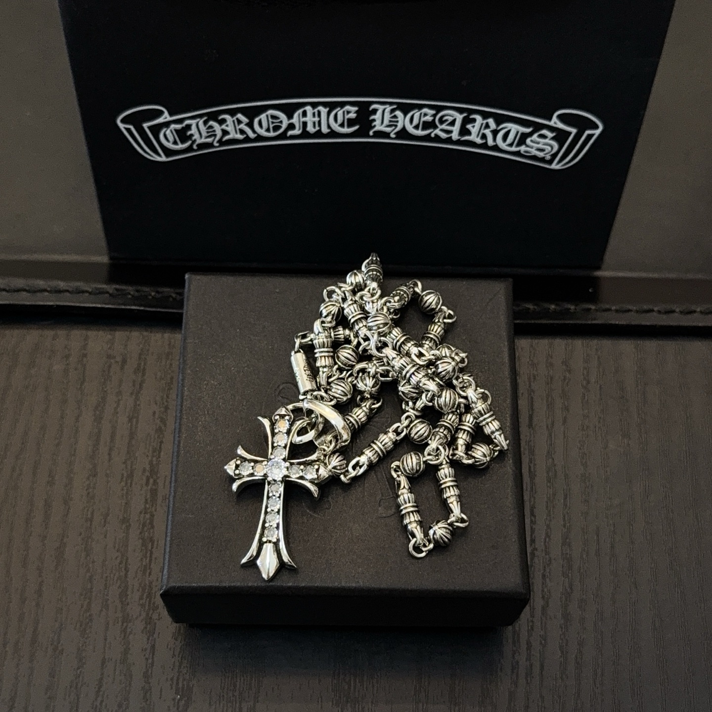 💰150 新款【专柜品质】Chrome Hearts克罗心经典复古十字花球项链 十字架吊坠 凹凸造型不同的花纹设计风格 呈现出与众不同 十字架 童军花是克罗心的志 所以更经久不衰 正品打版Chrome Hearts克罗心 区别市场普通轻版 对版对标品质 看字印细节 复古做旧灰氧程度.精工版本！！！ 纯手工打造 ～正品开模💝潮流时尚必备 男女均可佩戴 情侣同款 官网原版 摇滚朋克泰银风格 复古元素 潮流百搭！