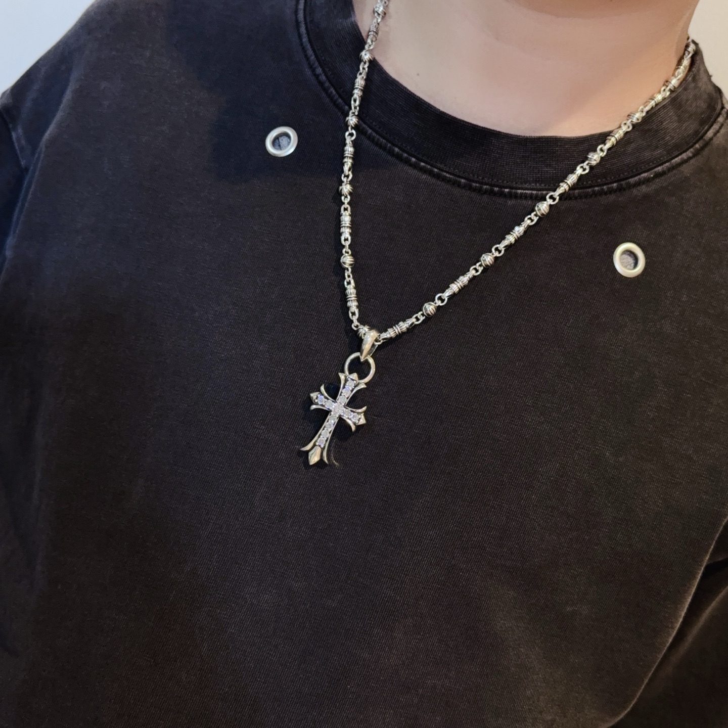 💰150 新款【专柜品质】Chrome Hearts克罗心经典复古十字花球项链 十字架吊坠 凹凸造型不同的花纹设计风格 呈现出与众不同 十字架 童军花是克罗心的志 所以更经久不衰 正品打版Chrome Hearts克罗心 区别市场普通轻版 对版对标品质 看字印细节 复古做旧灰氧程度.精工版本！！！ 纯手工打造 ～正品开模💝潮流时尚必备 男女均可佩戴 情侣同款 官网原版 摇滚朋克泰银风格 复古元素 潮流百搭！