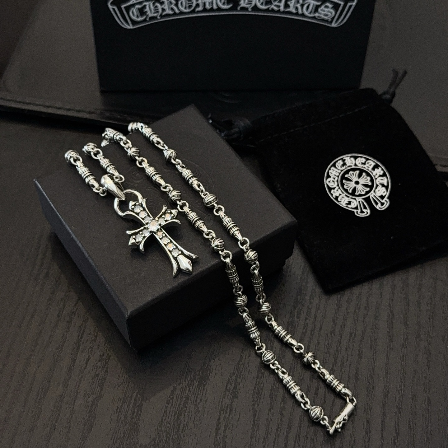 💰150 新款【专柜品质】Chrome Hearts克罗心经典复古十字花球项链 十字架吊坠 凹凸造型不同的花纹设计风格 呈现出与众不同 十字架 童军花是克罗心的志 所以更经久不衰 正品打版Chrome Hearts克罗心 区别市场普通轻版 对版对标品质 看字印细节 复古做旧灰氧程度.精工版本！！！ 纯手工打造 ～正品开模💝潮流时尚必备 男女均可佩戴 情侣同款 官网原版 摇滚朋克泰银风格 复古元素 潮流百搭！