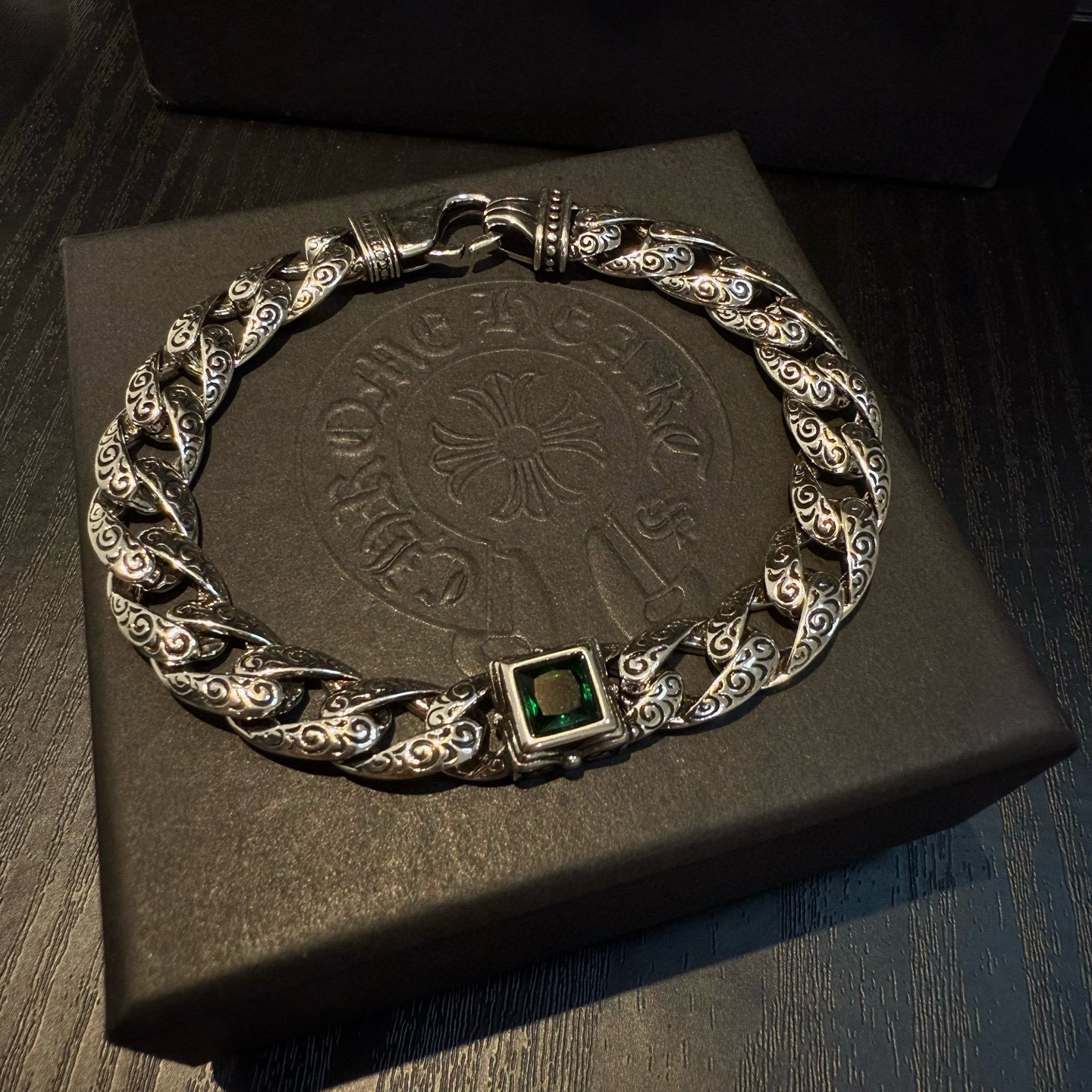 💰135 新款【专柜品质】Chrome Hearts克罗心手链 ，凹凸造型不同的花纹设计风格呈现出与众不同 十字架童军花是克罗心的标志 所以更经久不衰 正品打版Chrome Hearts克罗心 区别市场普通轻版 对版对标品质 看字印细节 复古做旧灰氧程度.精工版本！