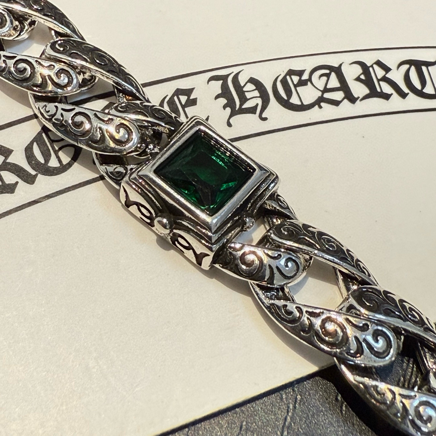 💰135 新款【专柜品质】Chrome Hearts克罗心手链 ，凹凸造型不同的花纹设计风格呈现出与众不同 十字架童军花是克罗心的标志 所以更经久不衰 正品打版Chrome Hearts克罗心 区别市场普通轻版 对版对标品质 看字印细节 复古做旧灰氧程度.精工版本！