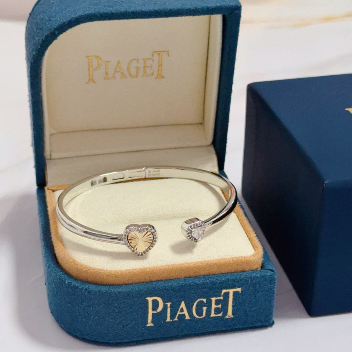 NO:642866,Piaget bracelet is a high-end customized version with inlaid diamond craftsmanship and V-gold material. The details are luxurious. The metal texture and texture complement each other and shine under the light, reflecting the luxury and elegance. Whether it is a business occasion or a sweet date, it can highlight delicacy and elegance. It is so beautiful when you get it. It is definitely your dream bracelet., jewelry boutique, Piaget, bracelet19860909Piaget伯爵手镯 高端定制版本 镶嵌钻工艺 ,V金材质 ,细节处尽显奢华.金属质感与纹理相互映衬,光线之下,熠熠生辉,体现了奢华与典雅的气质.无论是商务场合还是甜蜜约会都能凸显精致和优雅~上手都太美了,绝对是你的梦中情镯.,饰品精品,piaget,bracelet,Jewelry