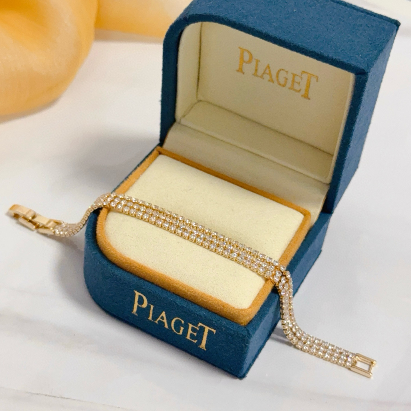 NO:642870,Piaget bracelet, high-end customized version, inlaid with diamonds, made of V gold material, showing luxury in every detail. The metal texture and texture complement each other, shining under the light, reflecting the luxury and elegance. Whether it is a business occasion or a sweet date, it can highlight the delicacy and elegance~ It is so beautiful to get it, it is definitely your dream bracelet., jewelry boutique, Piaget, bracelet19860909Piaget伯爵手链,高端定制版本 镶嵌钻工艺 ,V金材质 ,细节处尽显奢华.金属质感与纹理相互映衬,光线之下,熠熠生辉,体现了奢华与典雅的气质.无论是商务场合还是甜蜜约会都能凸显精致和优雅~上手都太美了,绝对是你的梦中情镯.,饰品精品,piaget,bracelet,Jewelry