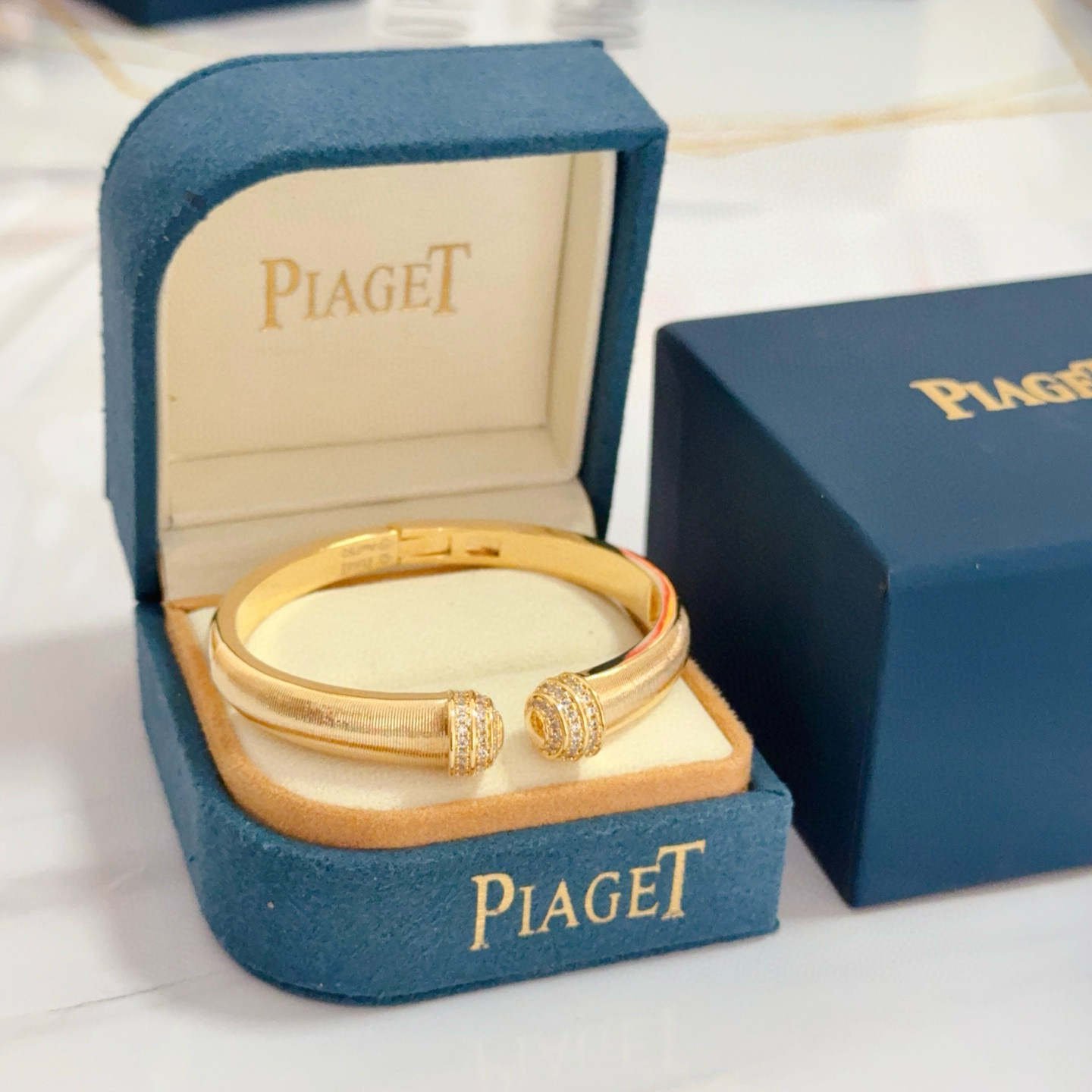 NO:642875,Piaget bracelet, high-end customized version, inlaid with diamonds, made of V gold material, showing luxury in every detail. The metal texture and texture complement each other, shining under the light, reflecting the luxury and elegance. Whether it is a business occasion or a sweet date, it can highlight the delicacy and elegance~ It is so beautiful to get it, it is definitely your dream bracelet., jewelry boutique, Piaget, bracelet19860909Piaget伯爵手镯, 高端定制版本 镶嵌钻工艺 ,V金材质 ,细节处尽显奢华.金属质感与纹理相互映衬,光线之下,熠熠生辉,体现了奢华与典雅的气质.无论是商务场合还是甜蜜约会都能凸显精致和优雅~上手都太美了,绝对是你的梦中情镯.,饰品精品,piaget,bracelet,Jewelry