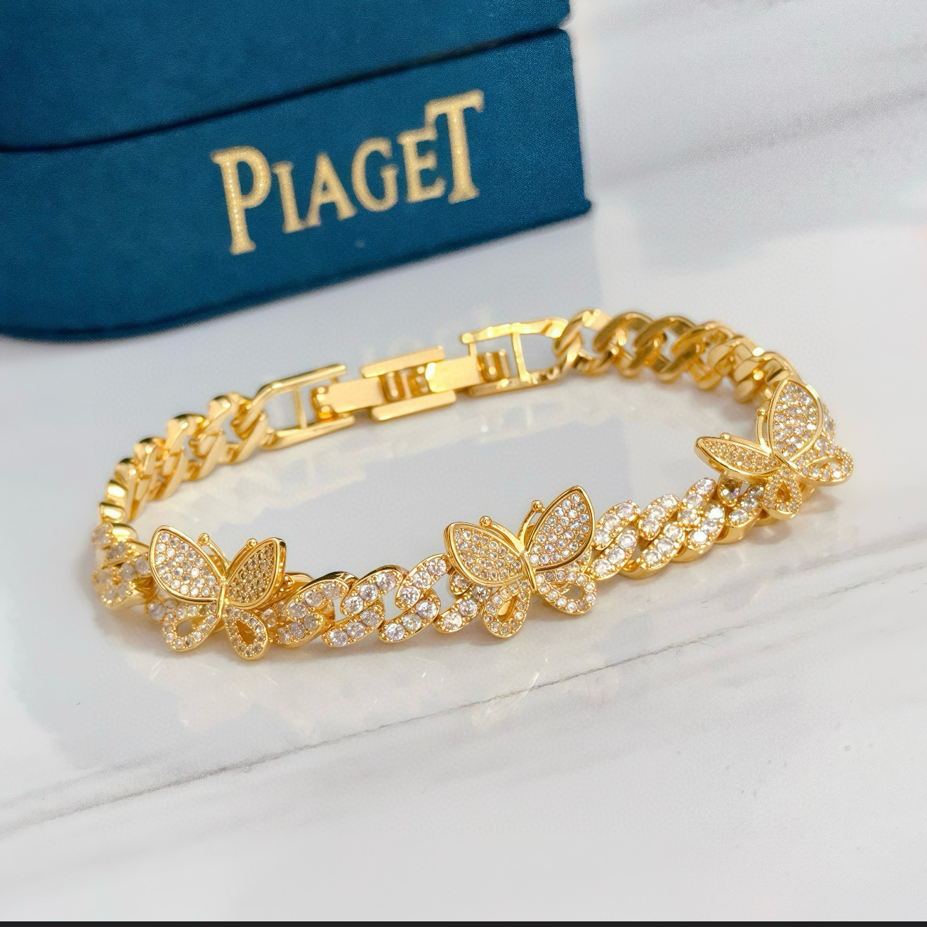 NO:642880,Piaget bracelet is a high-end customized version with diamond inlay technology and V-gold material. The details are full of luxury. The metal texture and texture complement each other and shine under the light, reflecting the luxury and elegance. Whether it is a business occasion or a sweet date, it can highlight the delicacy and elegance. It is so beautiful to get it. It is definitely your dream bracelet., jewelry boutique, Piaget, bracelet19860909Piaget伯爵手链 高端定制版本 镶嵌钻工艺 ,V金材质 ,细节处尽显奢华.金属质感与纹理相互映衬,光线之下,熠熠生辉,体现了奢华与典雅的气质.无论是商务场合还是甜蜜约会都能凸显精致和优雅~上手都太美了,绝对是你的梦中情镯.,饰品精品,piaget,bracelet,Jewelry