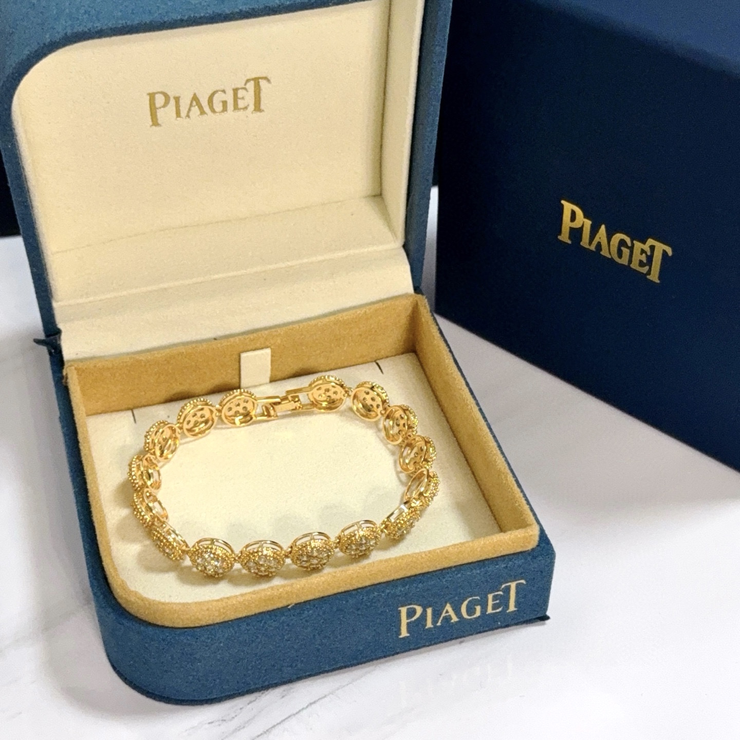 NO:642885,Piaget bracelet, high-end customized version, inlaid with diamonds, made of V gold material, showing luxury in every detail. The metal texture and texture complement each other, shining under the light, reflecting the luxury and elegance. Whether it is a business occasion or a sweet date, it can highlight the delicacy and elegance~ It is so beautiful to get it, it is definitely your dream bracelet., jewelry boutique, Piaget, bracelet19860909Piaget伯爵手链,高端定制版本 镶嵌钻工艺 ,V金材质 ,细节处尽显奢华.金属质感与纹理相互映衬,光线之下,熠熠生辉,体现了奢华与典雅的气质.无论是商务场合还是甜蜜约会都能凸显精致和优雅~上手都太美了,绝对是你的梦中情镯.,饰品精品,piaget,bracelet,Jewelry