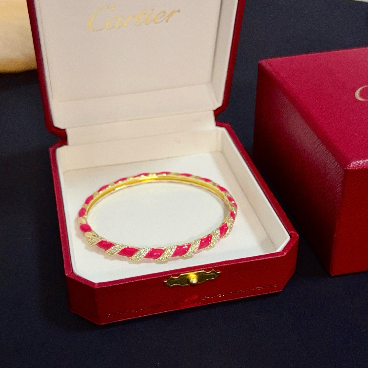 NO:642906,Cartier diamond-encrusted bracelet, high-end customized version. Diamond-encrusted craftsmanship. V-gold material. Classic and fashionable style. Reconstruct the aesthetics of love with sharp lines!  Breaking the rules, the diamond-encrusted design actually achieves the ceiling of high-end sense - no need for flashy accumulation, love should be as pure as ever. Cartier is loved by many celebrities and Internet celebrities. The Leopard series bracelet is absolutely an eternal classic, and it is not limited to men and women, and there is no age limit!  Wear it and you will be the center of attention!  , jewelry boutique, cartier, bracelet19860909卡地亚镶钻手镯,高端定制版本 镶嵌钻工艺 V金材质 经典而时尚风格 用凌厉线条重构爱情美学！打破常规,镶嵌钻设计反而成就高级感天花板——无需浮华堆砌,爱本应纯粹如初 卡地亚受众多明星网红的爱戴 豹子系列手镯 绝对是永恒经典 而且男女不限 年龄不限 ！戴上它你就是焦点！,饰品精品,cartier,bracelet,Jewelry