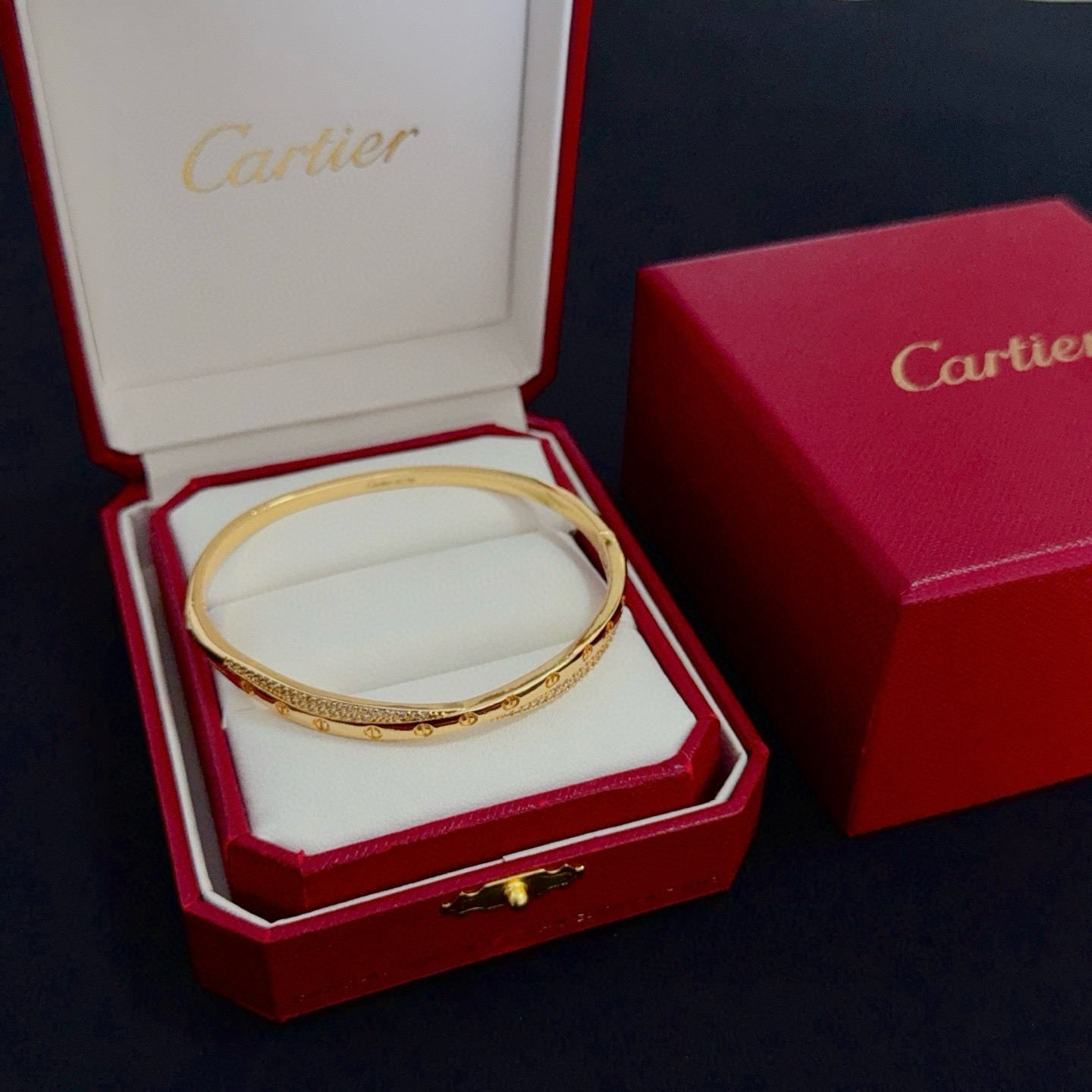 NO:642909,Cartier diamond-encrusted bracelet, high-end customized version, diamond-encrusted craftsmanship, V gold material, classic and fashionable style, reconstruct the aesthetics of love with sharp lines!  Breaking the rules, the diamond-encrusted design actually achieves the ceiling of high-end sense - no need for flashy accumulation, love should be as pure as ever. Cartier is loved by many celebrities and Internet celebrities. The Leopard series bracelet is absolutely an eternal classic, and it is not limited to men and women, and there is no age limit!  Wear it and you will be the center of attention!  , jewelry boutique, cartier, bracelet19860909卡地亚镶钻手镯 高端定制版本 镶嵌钻工艺 V金材质 经典而时尚风格 用凌厉线条重构爱情美学！打破常规,镶嵌钻设计反而成就高级感天花板——无需浮华堆砌,爱本应纯粹如初 卡地亚受众多明星网红的爱戴 豹子系列手镯 绝对是永恒经典 而且男女不限 年龄不限 ！戴上它你就是焦点！,饰品精品,cartier,bracelet,Jewelry