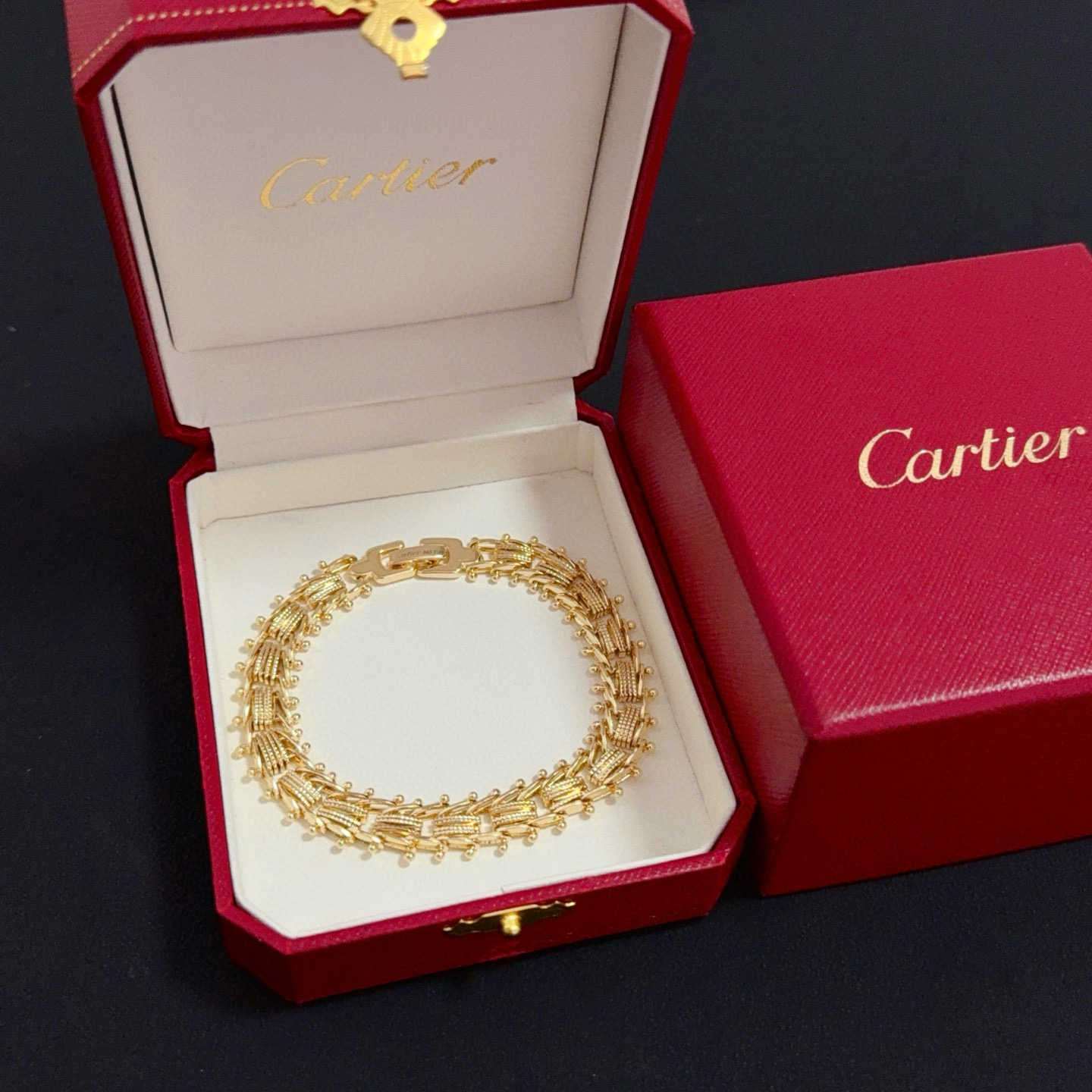 NO:642920,Cartier bracelet, high-end customized version, inlaid with diamond craftsmanship, V-gold material, classic and fashionable style, reconstructing the aesthetics of love with sharp lines!  Breaking the rules, the diamond-encrusted design actually achieves the ceiling of high-end sense - no need for flashy accumulation, love should be as pure as ever. Cartier is loved by many celebrities and Internet celebrities. The Leopard series bracelet is absolutely an eternal classic, and it is not limited to men and women, and there is no age limit!  Wear it and you will be the center of attention!  , jewelry boutique,cartier,bracelet,bracelet19860909卡地亚手链 高端定制版本 镶嵌钻工艺 V金材质 经典而时尚风格 用凌厉线条重构爱情美学！打破常规,镶嵌钻设计反而成就高级感天花板——无需浮华堆砌,爱本应纯粹如初 卡地亚受众多明星网红的爱戴 豹子系列手镯 绝对是永恒经典 而且男女不限 年龄不限 ！戴上它你就是焦点！,饰品精品,cartier,bracelet,bracelet,Jewelry