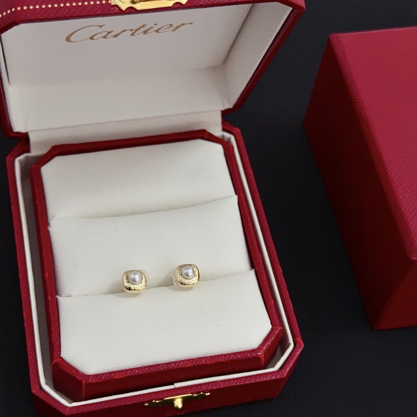 NO:642928,Cartier diamond-set earrings, high-end customized version, diamond-set craftsmanship, V gold material, classic and fashionable style, reconstruct the aesthetics of love with sharp lines!  Breaking the rules, the diamond-encrusted design actually achieves the ceiling of high-end sense - no need for flashy accumulation, love should be as pure as ever. Cartier is loved by many celebrities and Internet celebrities. The Leopard series bracelet is absolutely an eternal classic, and it is not limited to men and women, and there is no age limit!  Wear it and you will be the center of attention!  , jewelry boutique, cartier, bracelet19860909卡地亚镶钻耳钉 高端定制版本 镶嵌钻工艺 V金材质 经典而时尚风格 用凌厉线条重构爱情美学！打破常规,镶嵌钻设计反而成就高级感天花板——无需浮华堆砌,爱本应纯粹如初 卡地亚受众多明星网红的爱戴 豹子系列手镯 绝对是永恒经典 而且男女不限 年龄不限 ！戴上它你就是焦点！,饰品精品,cartier,bracelet,Jewelry