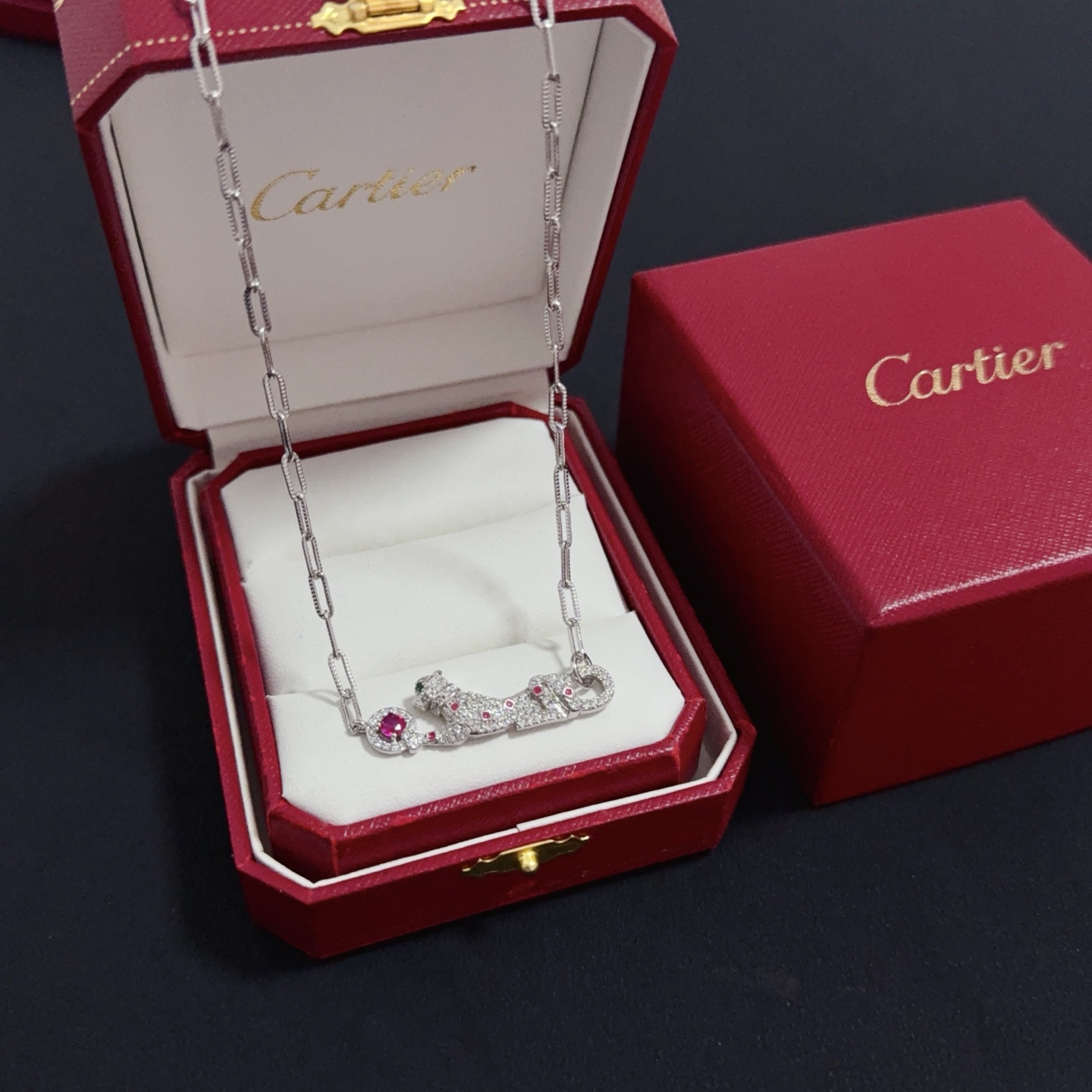 NO:642932,Cartier diamond-encrusted cheetah necklace. High-end customized version. Diamond-encrusted craftsmanship. V gold material. Classic and fashionable style. Reconstruct the aesthetics of love with sharp lines!  Breaking the rules, the diamond-encrusted design actually achieves the ceiling of high-end sense - no need for flashy accumulation, love should be as pure as ever. Cartier is loved by many celebrities and Internet celebrities. The Leopard series bracelet is absolutely an eternal classic, and it is not limited to men and women, and there is no age limit!  Wear it and you will be the center of attention!  , jewelry boutique,cartier,necklace,bracelet19860909卡地亚镶钻猎豹项链 高端定制版本 镶嵌钻工艺 V金材质 经典而时尚风格 用凌厉线条重构爱情美学！打破常规,镶嵌钻设计反而成就高级感天花板——无需浮华堆砌,爱本应纯粹如初 卡地亚受众多明星网红的爱戴 豹子系列手镯 绝对是永恒经典 而且男女不限 年龄不限 ！戴上它你就是焦点！,饰品精品,cartier,necklace,bracelet,Jewelry