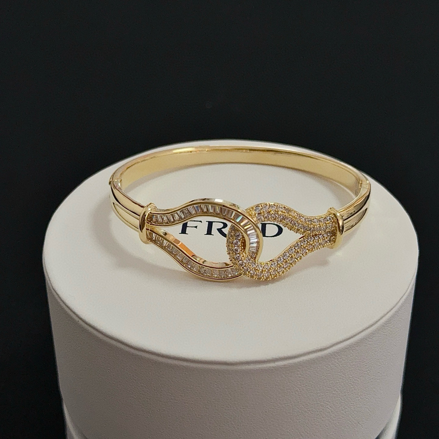 NO:642918,Popular Frederic full diamond horseshoe buckle bracelet, classic and versatile, a must-have item for fashionistas, fashionable and exquisite, 11 pairs of customized versions, thickened 18k electroplating process, the effect is very versatile!  !  , jewelry boutique, bracelet19860909火爆 费雷德满钻马蹄扣手镯 经典百搭,网红达人 时尚一族备必单品,时尚精致,11对版定制,加厚电镀18k工艺,上手效果非常百搭！！,饰品精品,bracelet,Jewelry